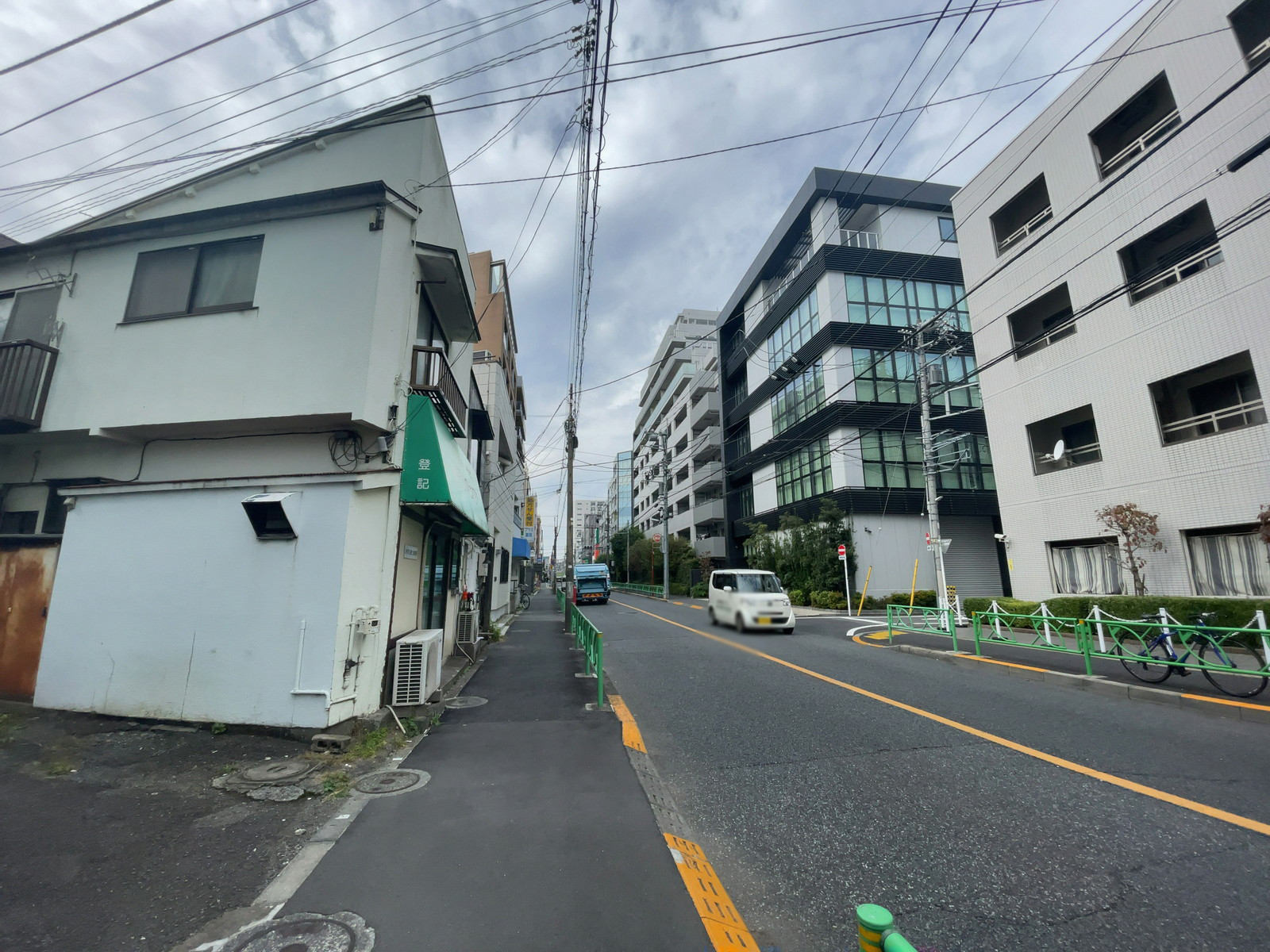 豊久ビル前面の通り