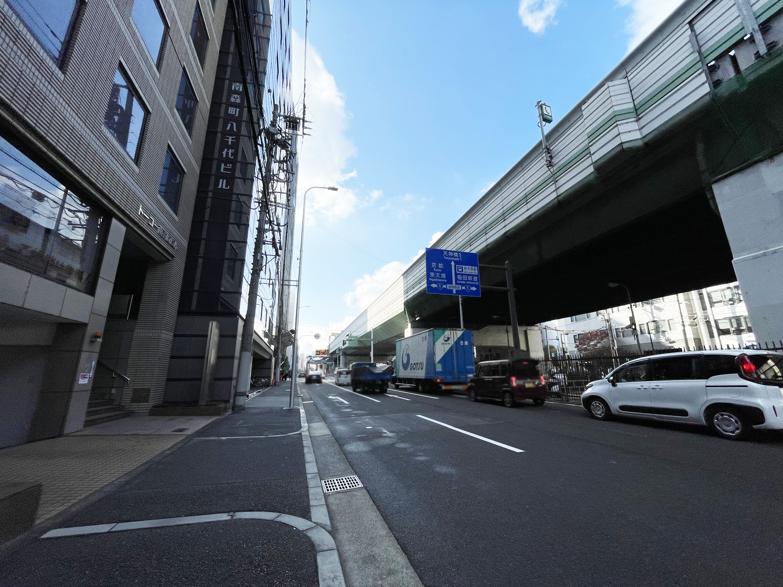 南森町八千代ビル前面の通り