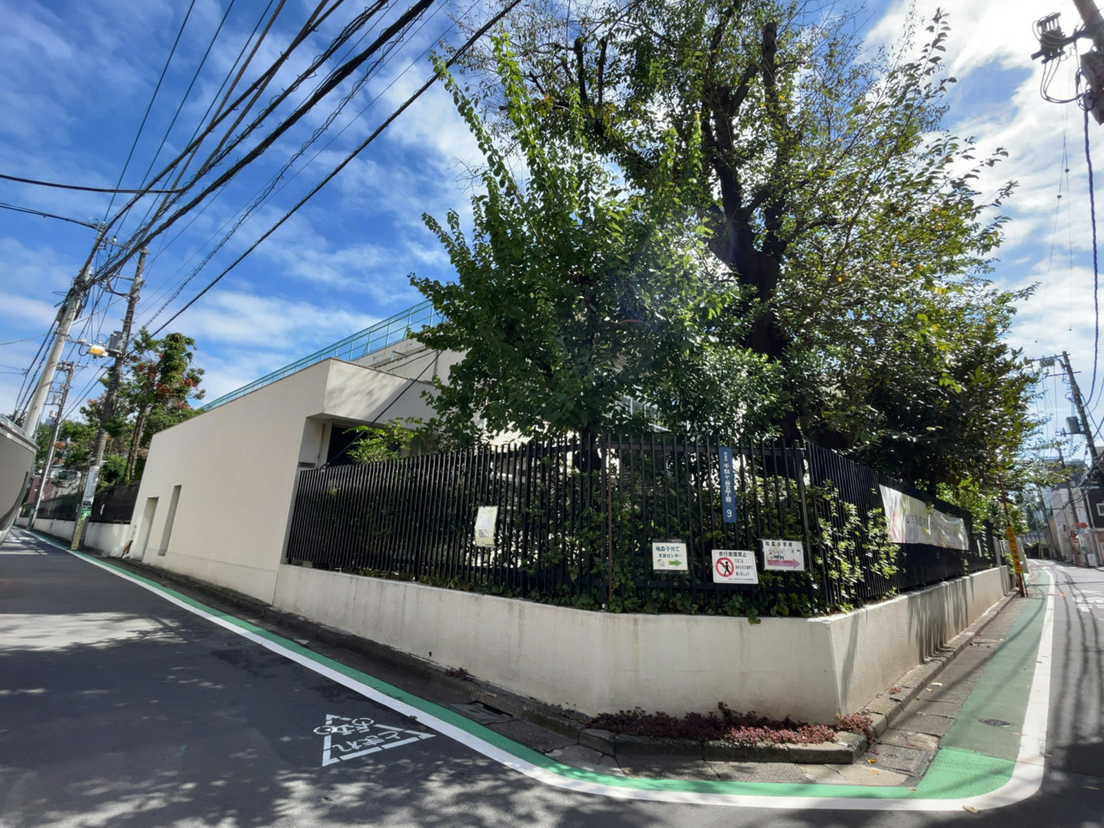 近くの渋谷区立鳩森小学校