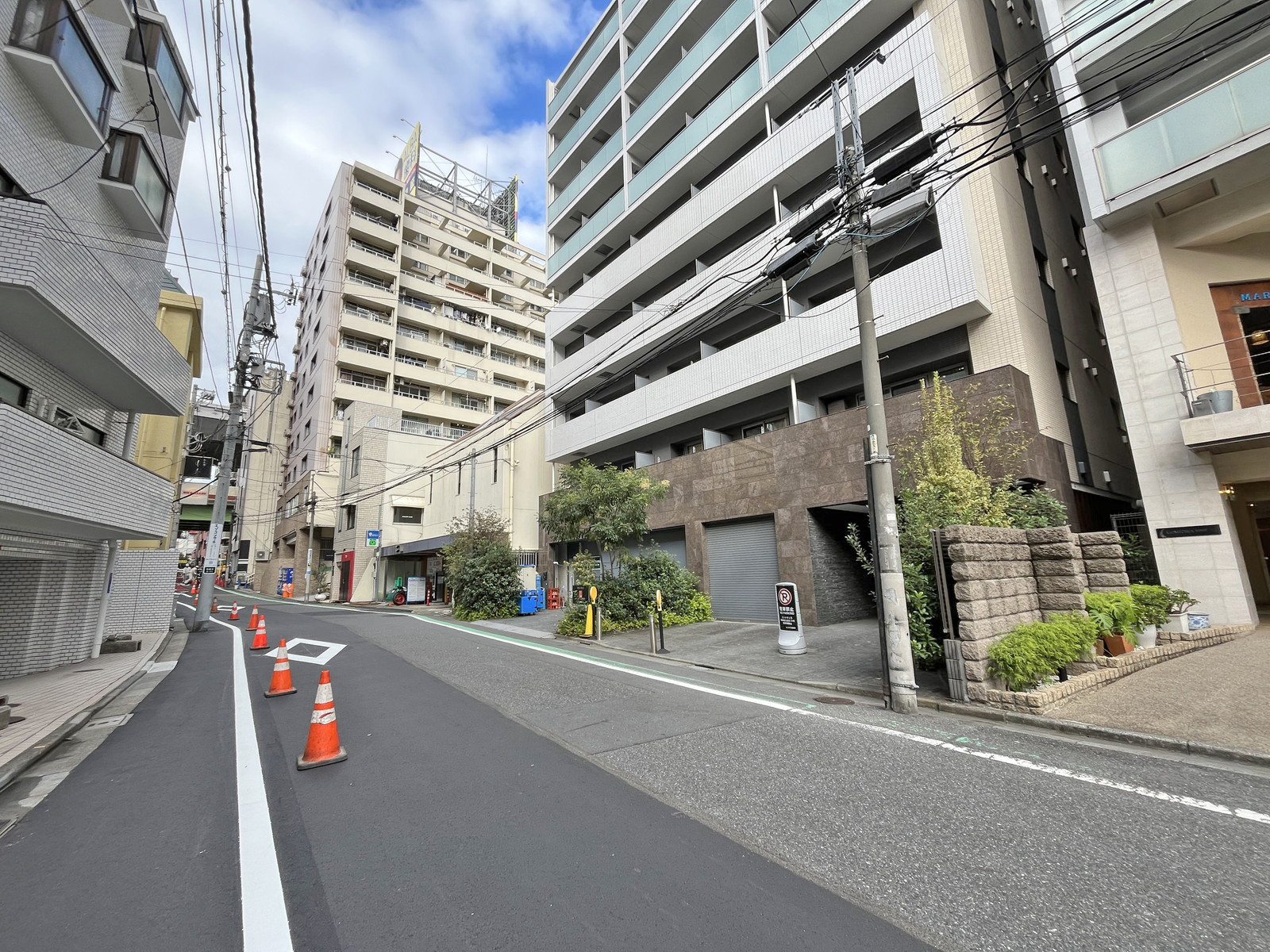 西麻布尾花ビル前面通り