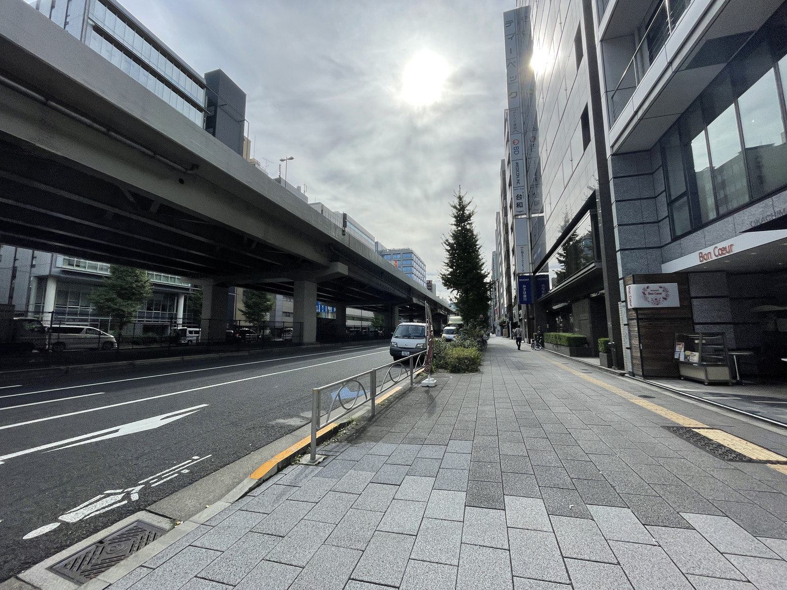 ビリーフ御徒町前面の通り