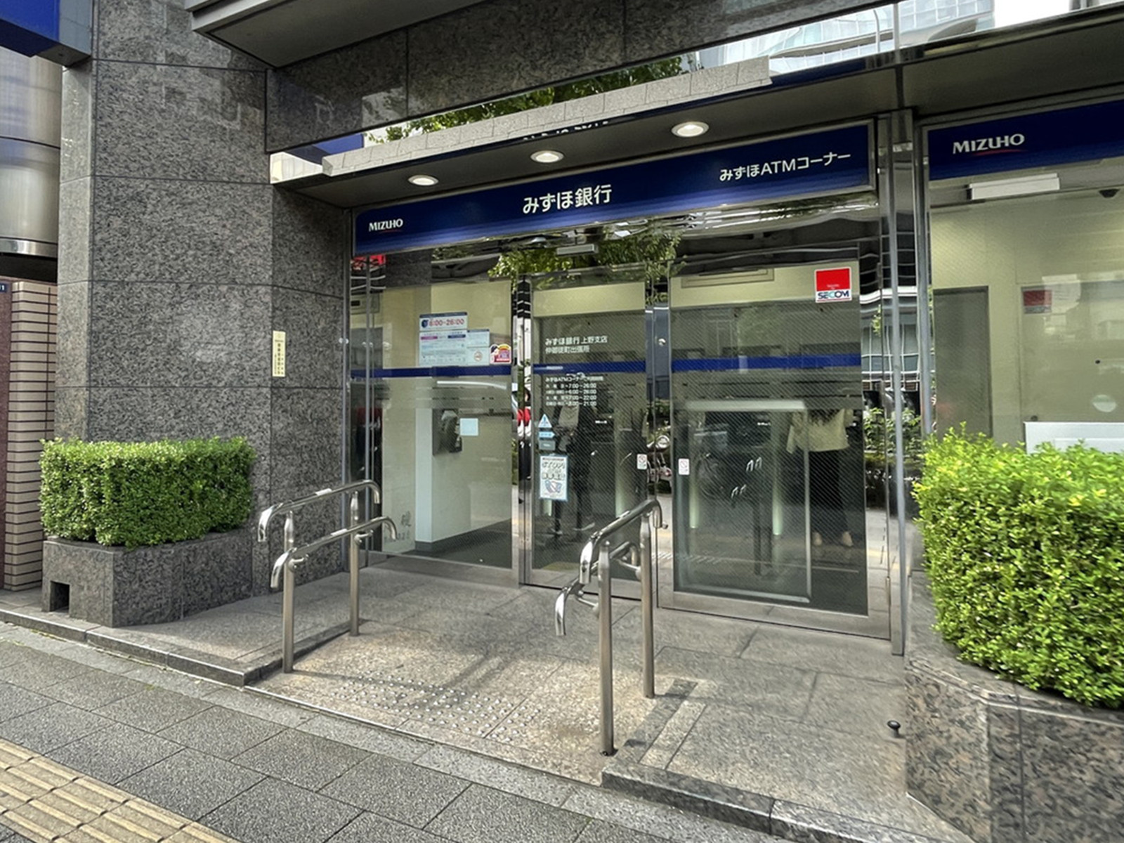並びのみずほ銀行ATMコーナー