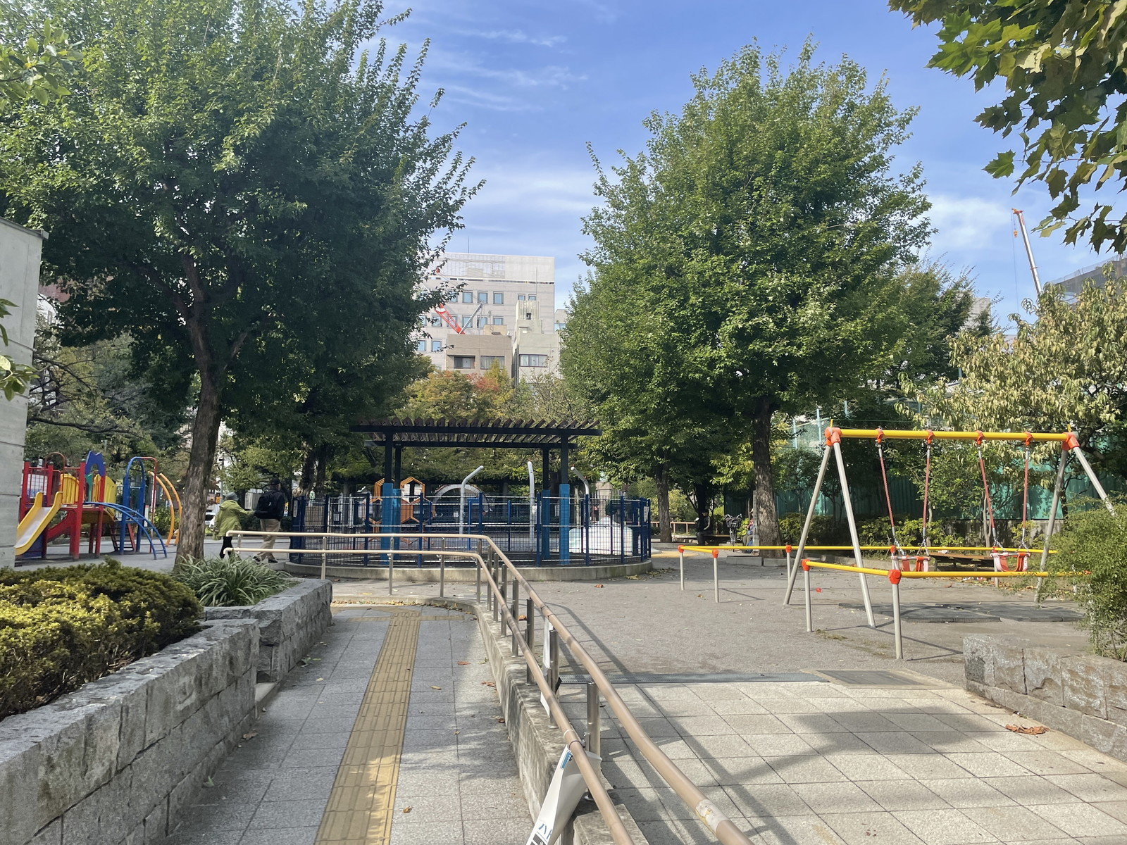 向かいの御徒町公園