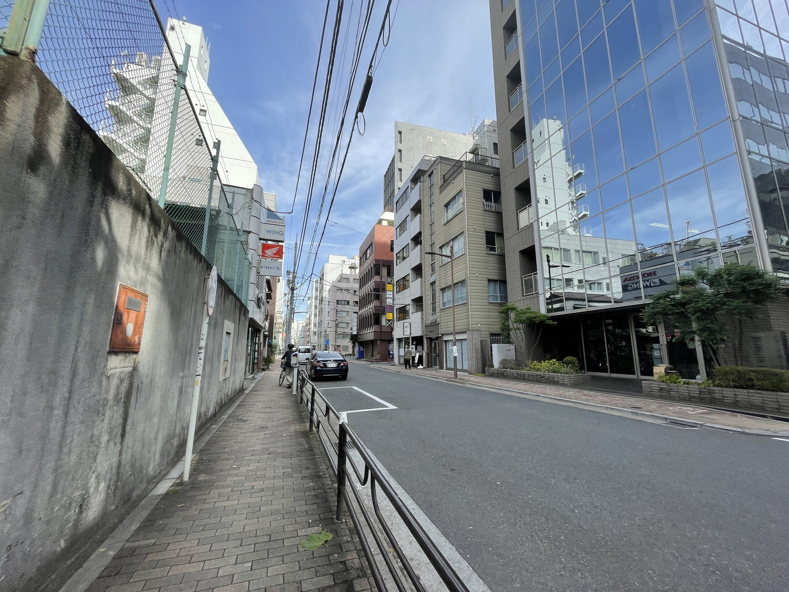 シモジンパークビル前面の通り