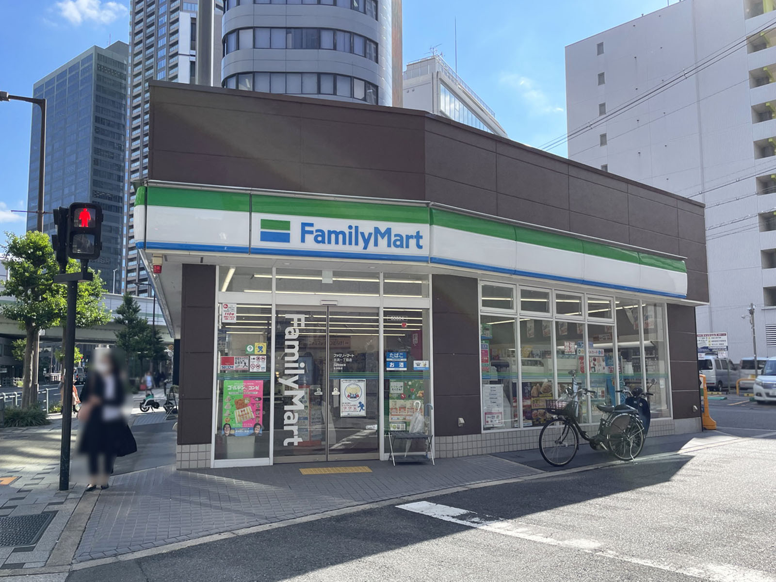 向かいにあるファミリーマート 北浜一丁目店