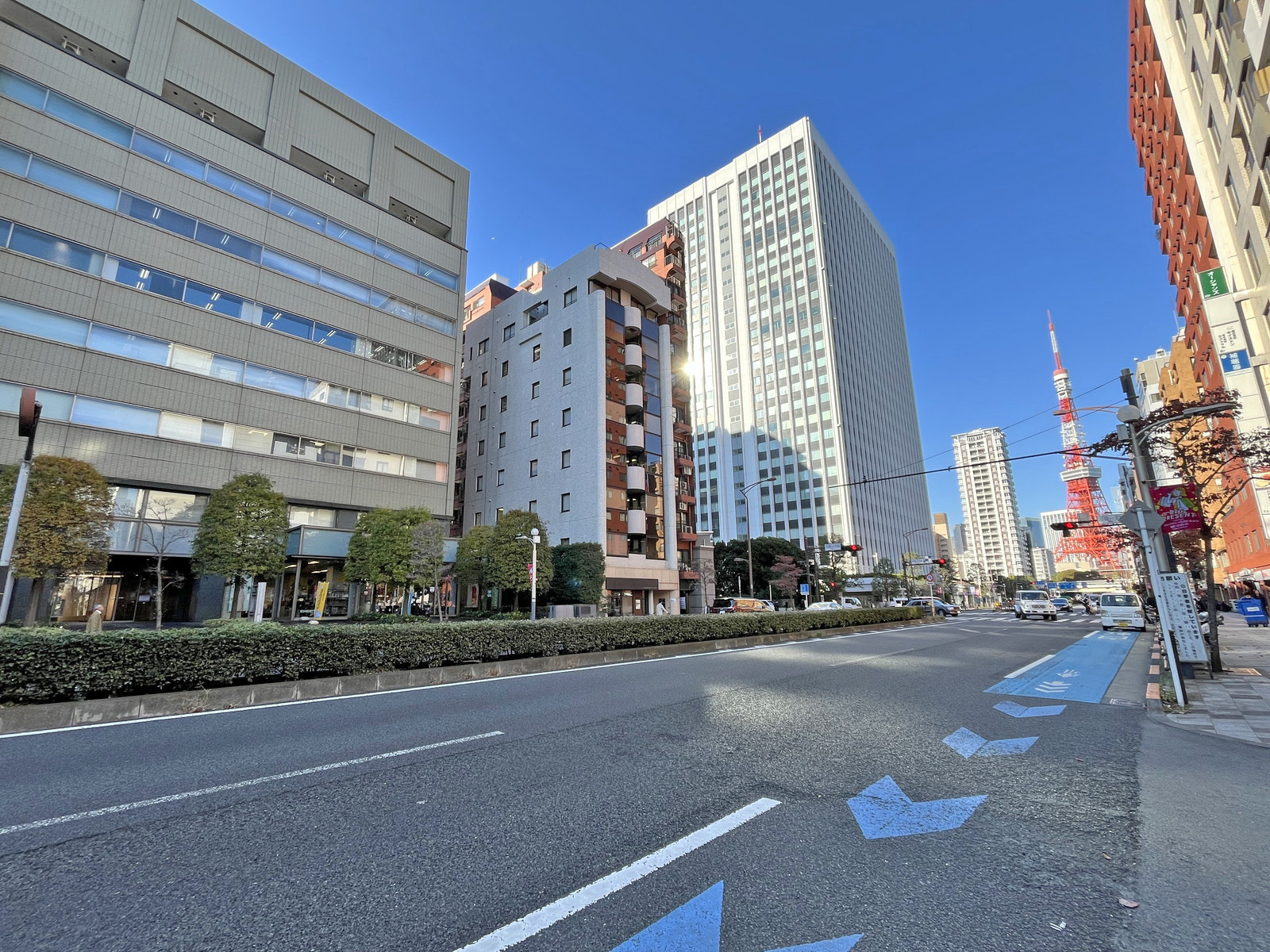TDS三田ビル前面の三田通り