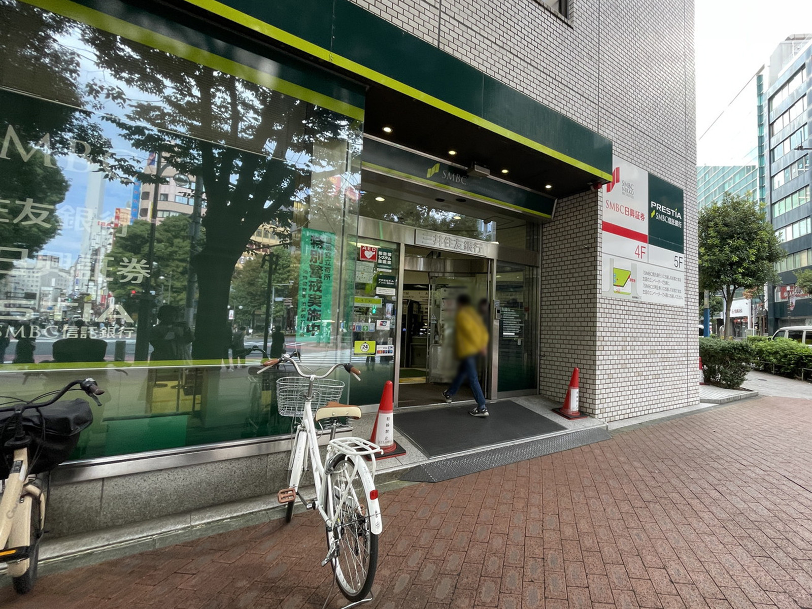 徒歩1分の三井住友銀行 池袋東口支店