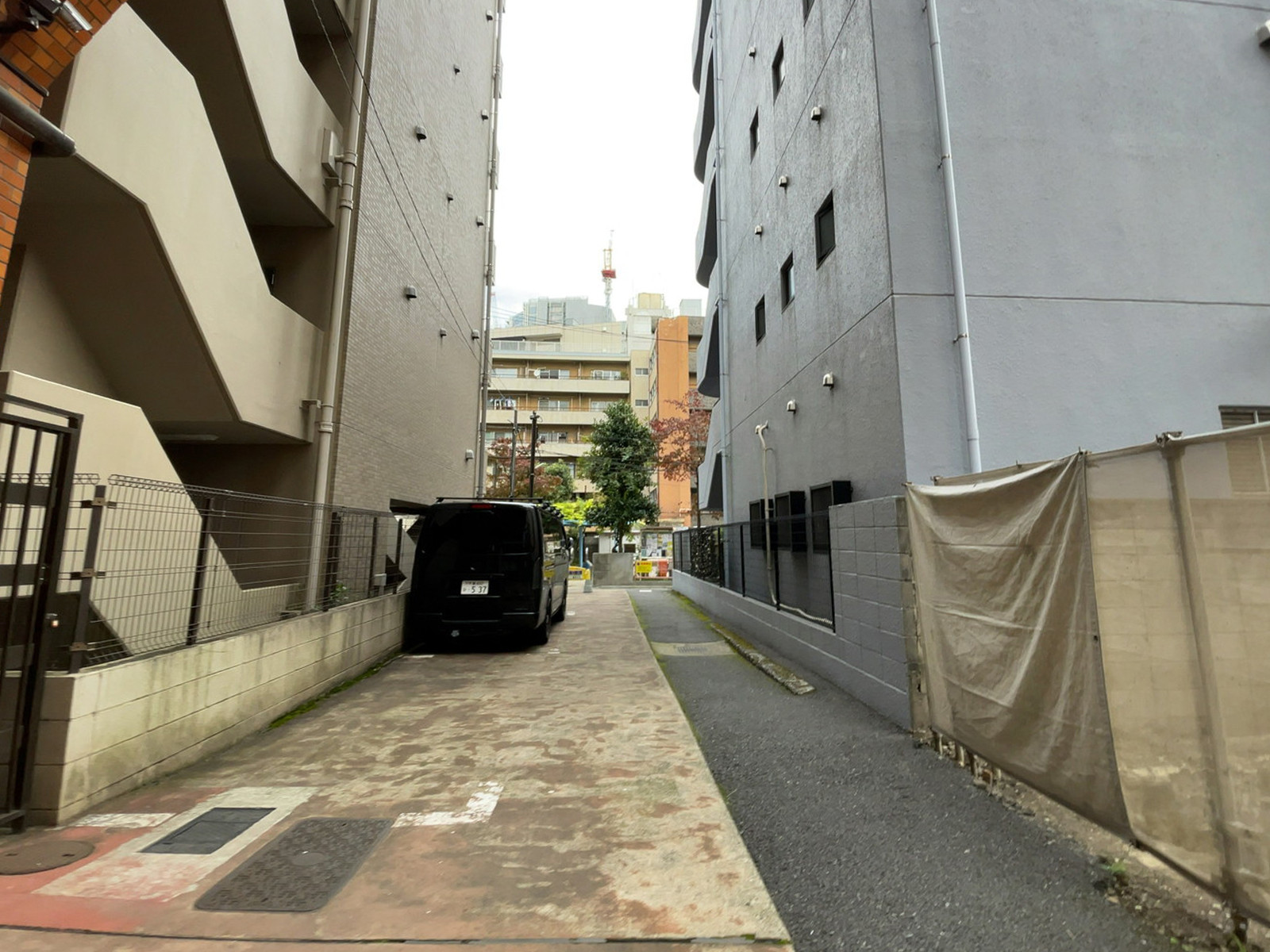 第5清水ビル前面の通り