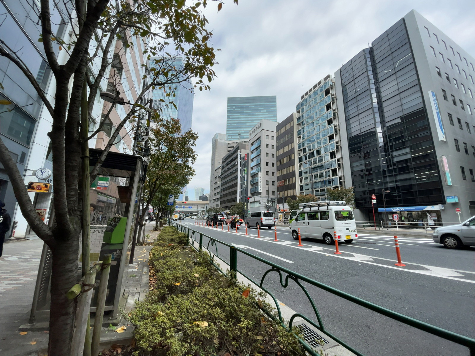 山口ビル前面の通り
