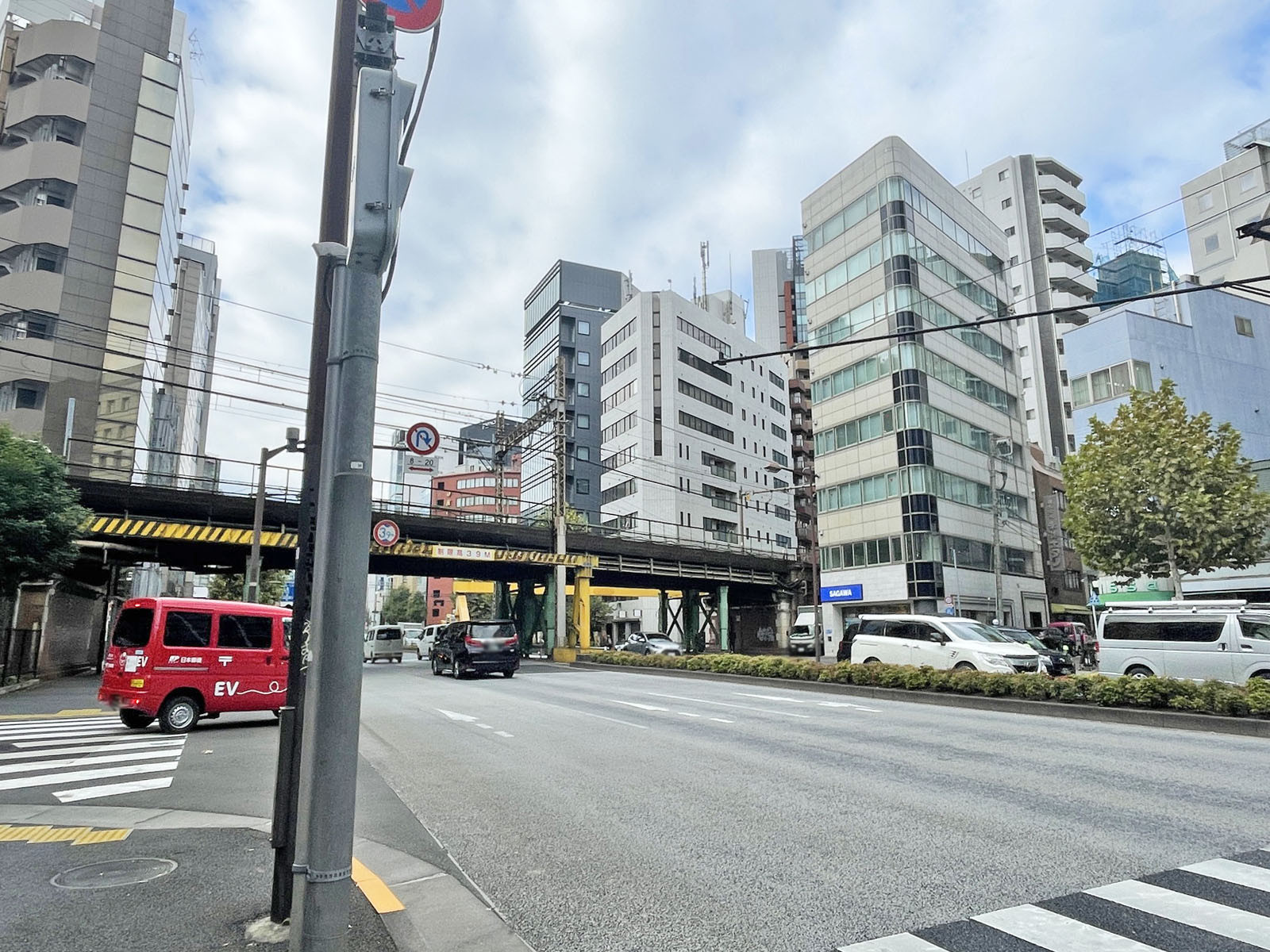 東京神田須田町ビル前面の靖国通り