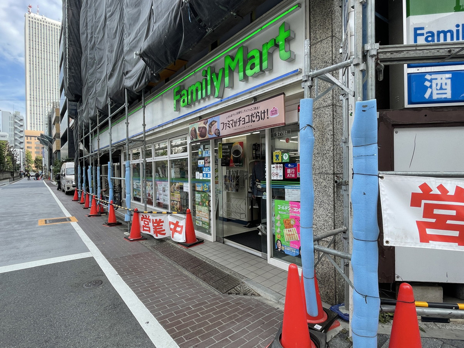 斜め向かいのファミリーマート南池袋店