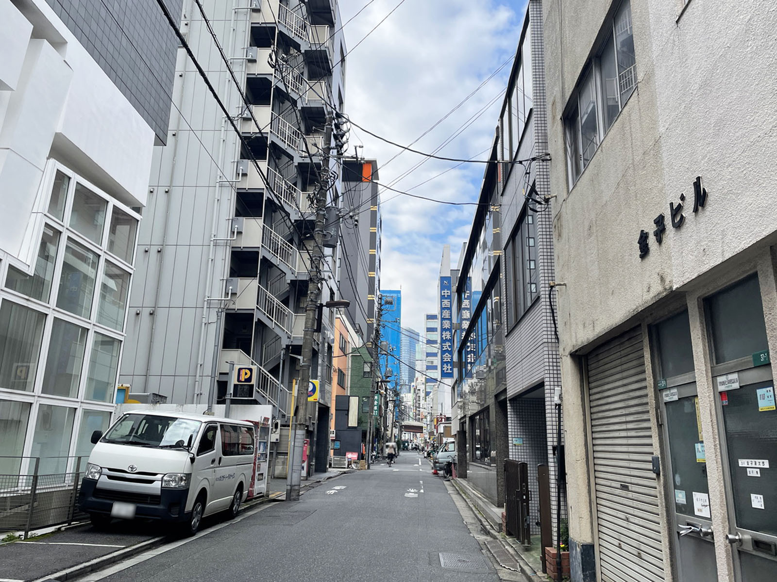 山茂登ビル前面の通り