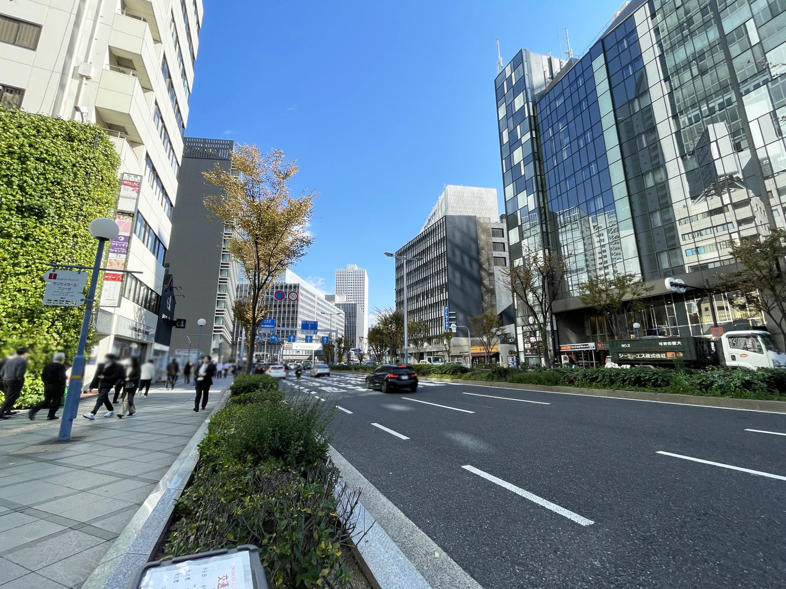 ブリーゼタワー前面の通り