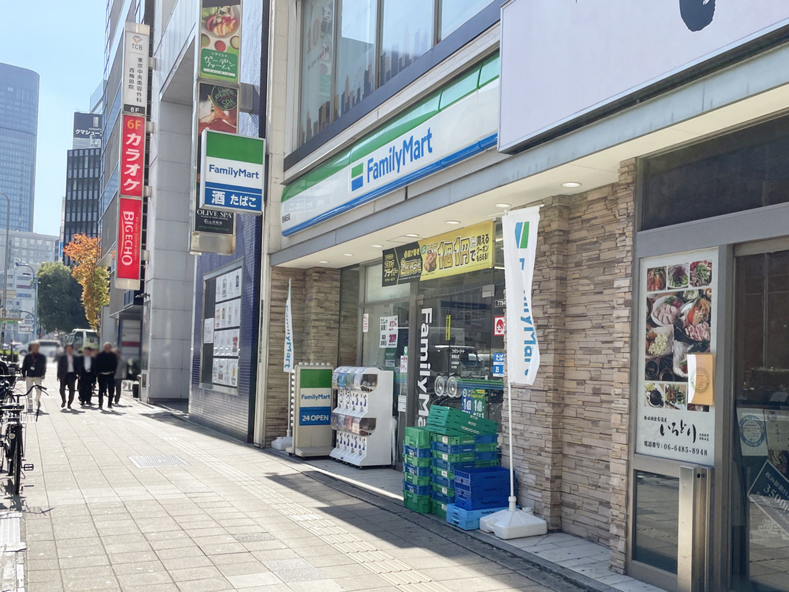 付近のファミリーマート 西梅田店