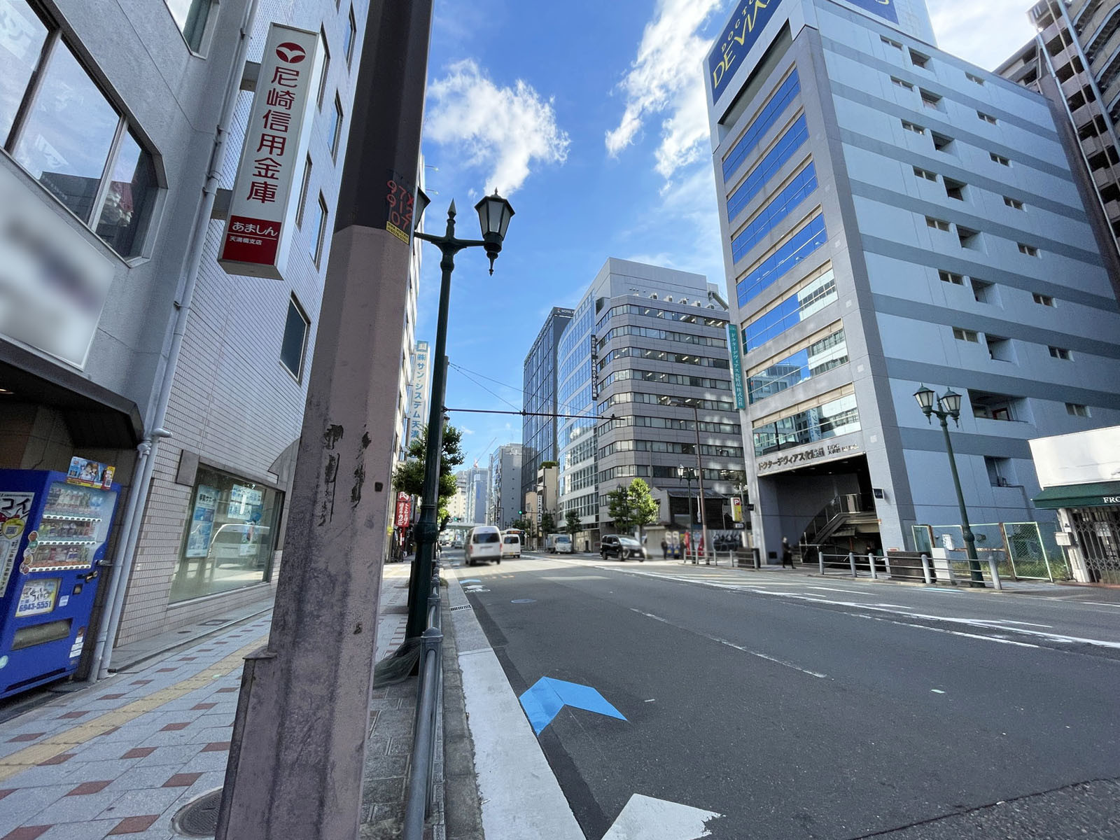 尼信天満橋ビル前面の通り