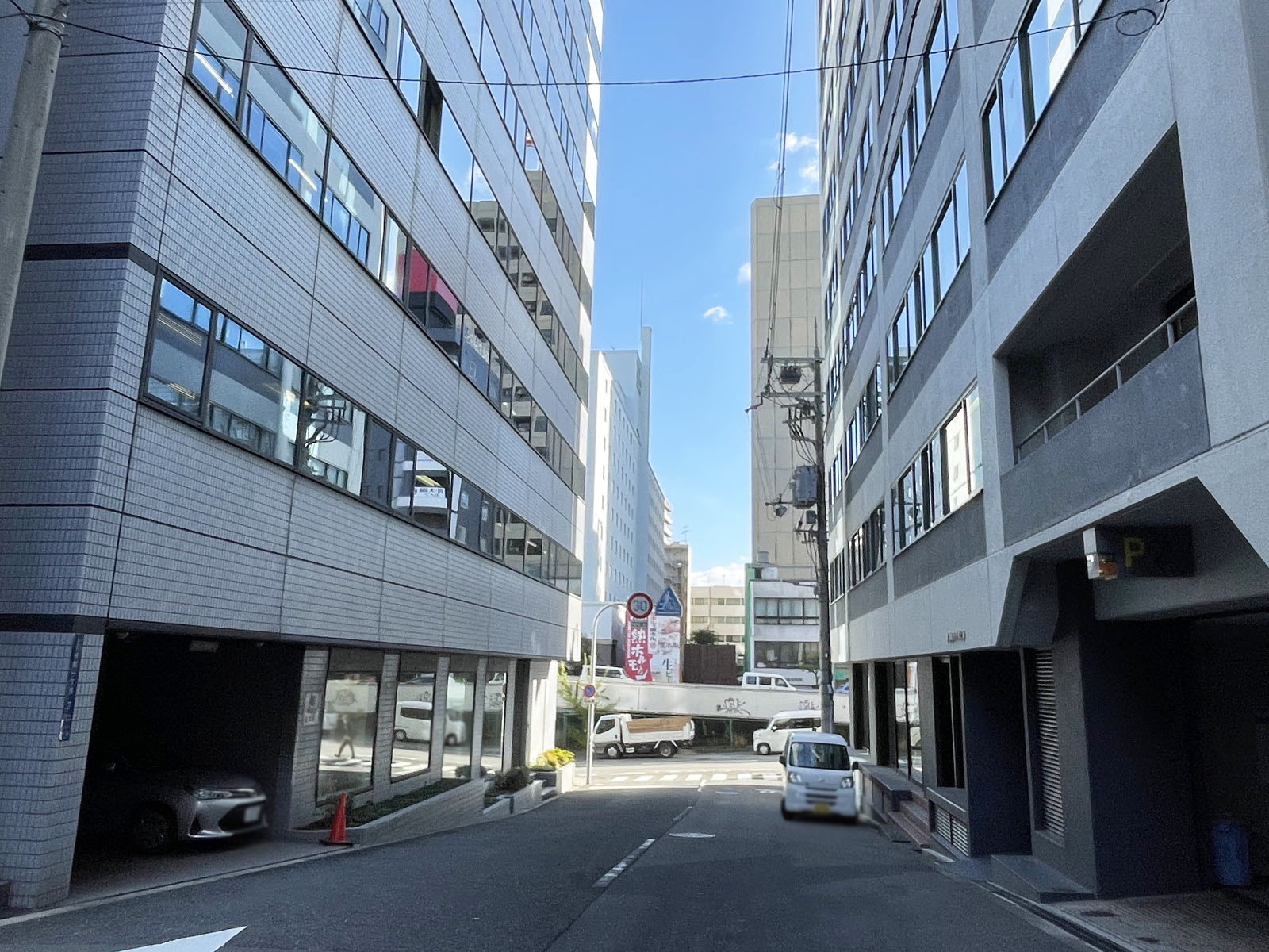 天満橋千代田ビル2号館前面の通り