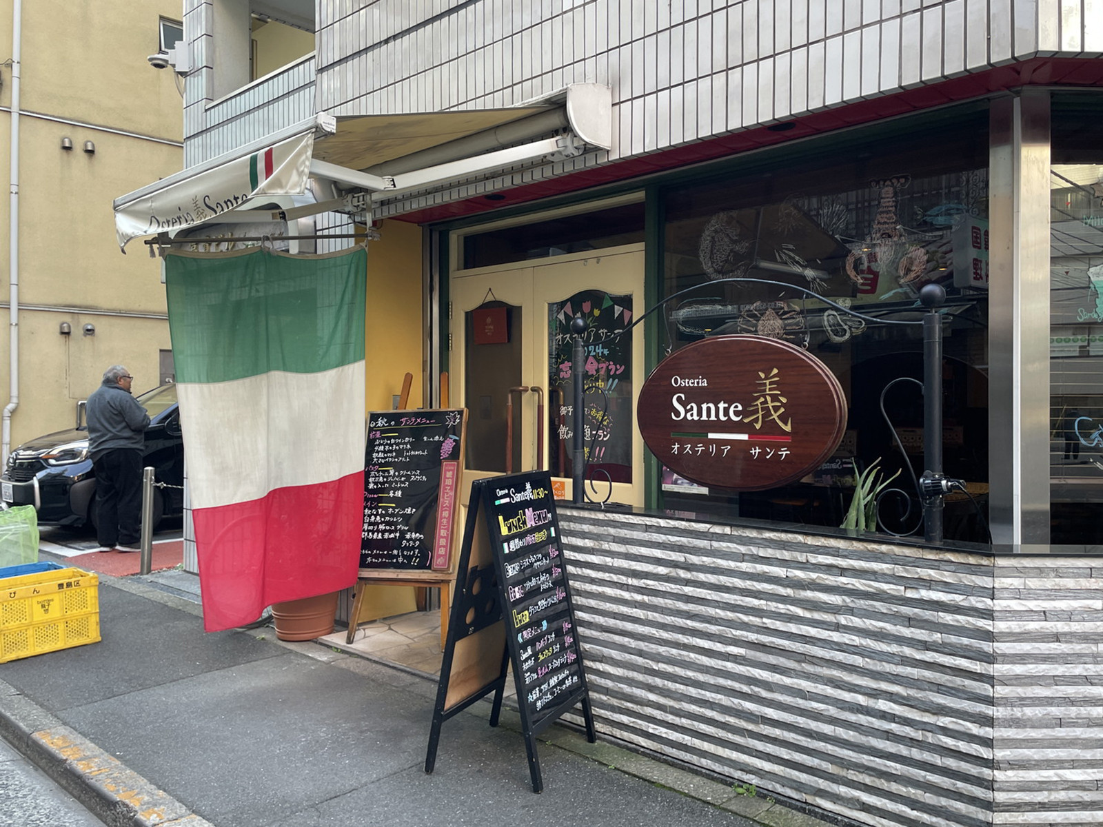周辺には飲食店が点在