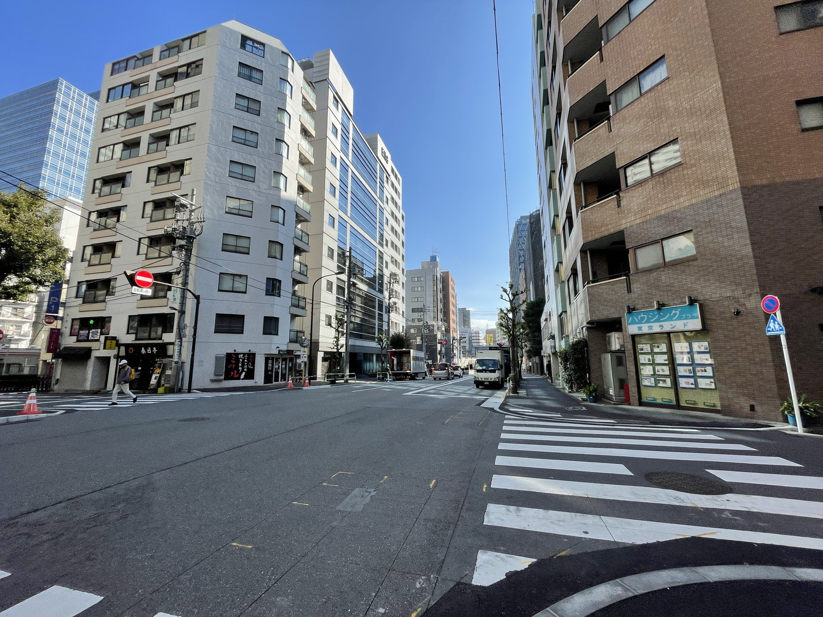 エルグビル前面の通り