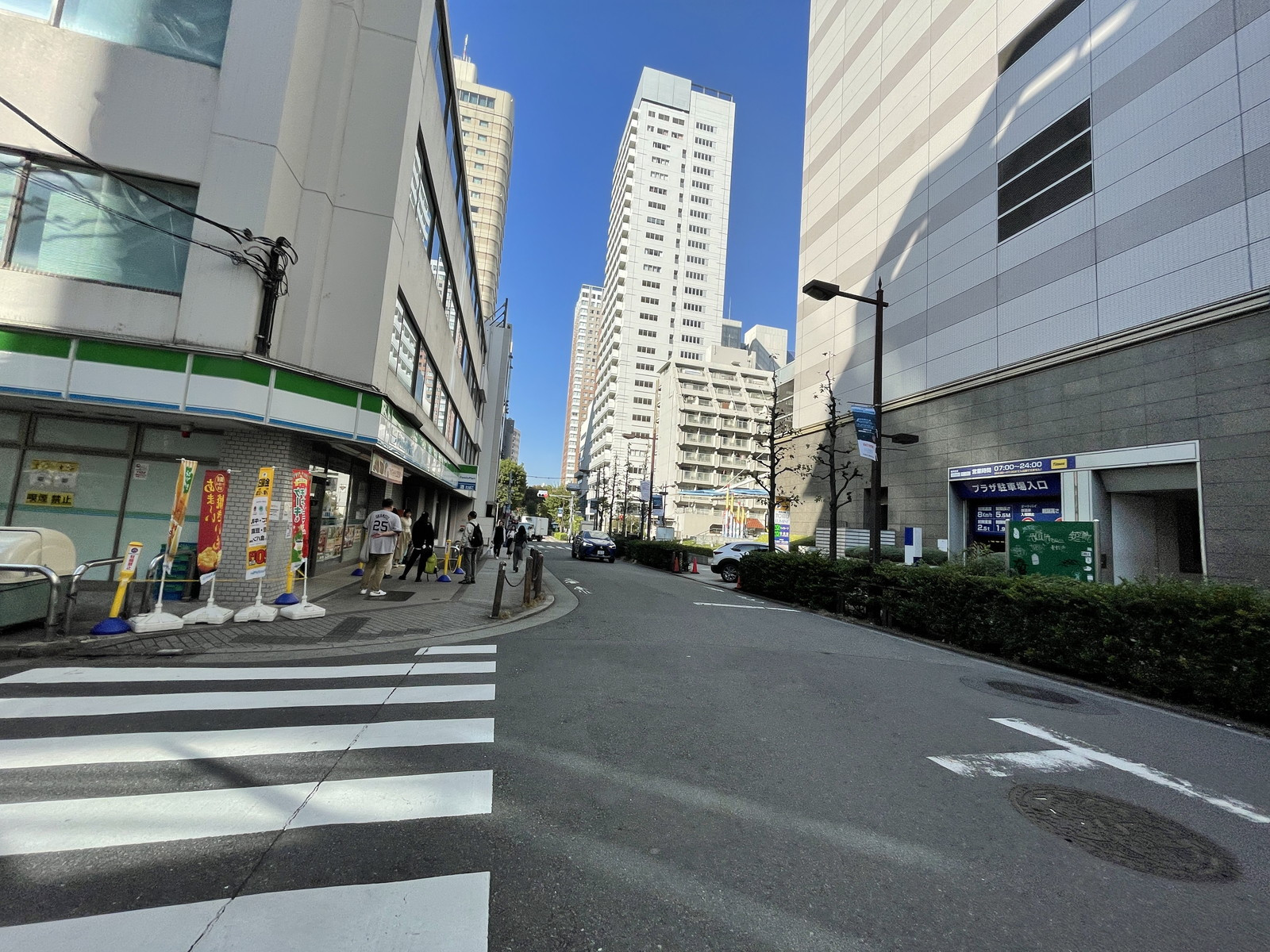 メトロポリタンプラザオフィスタワー前面の通り