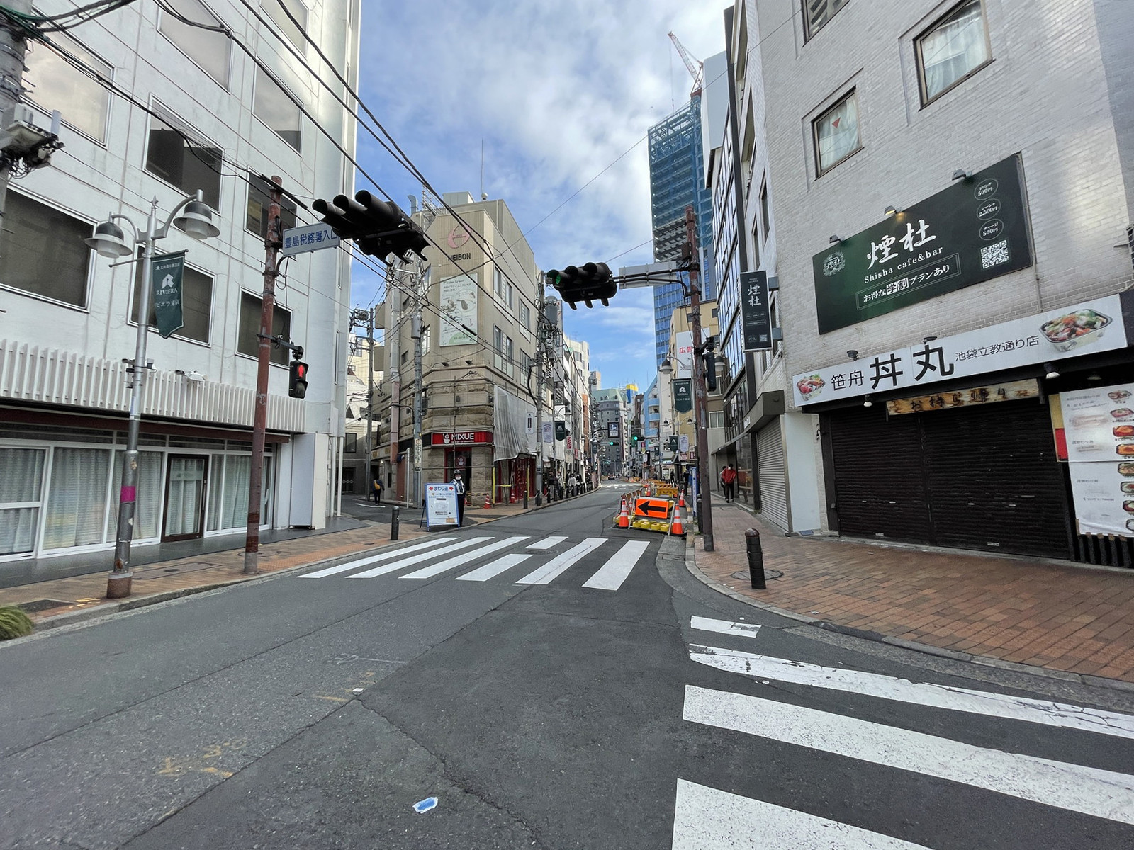 青井ビル前面の通り