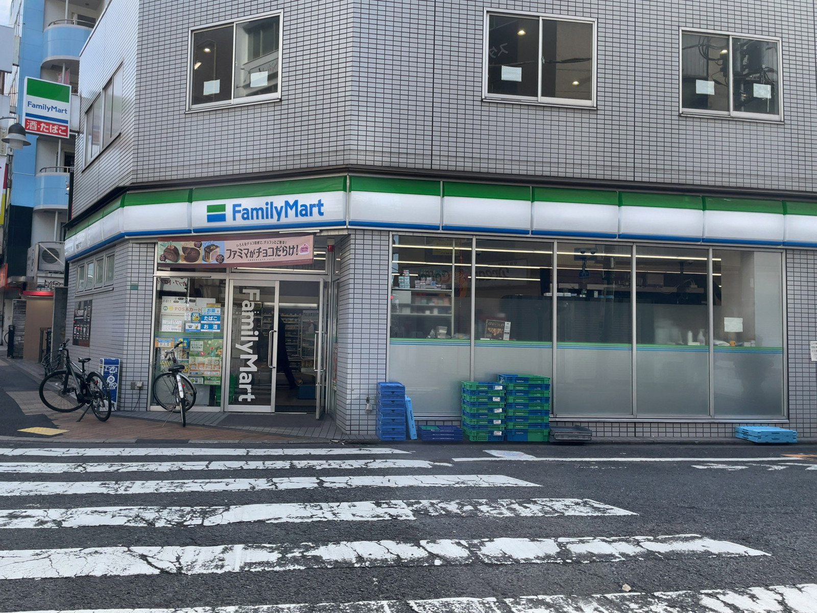 向かいのファミリーマート立教通り店