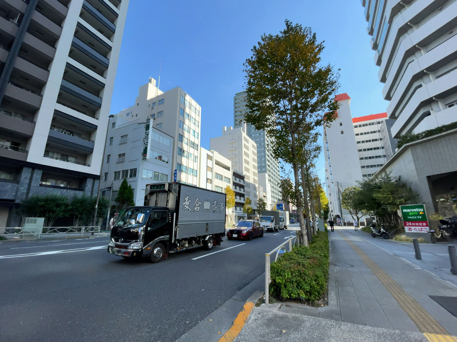 第1笠原ビル前面の通り