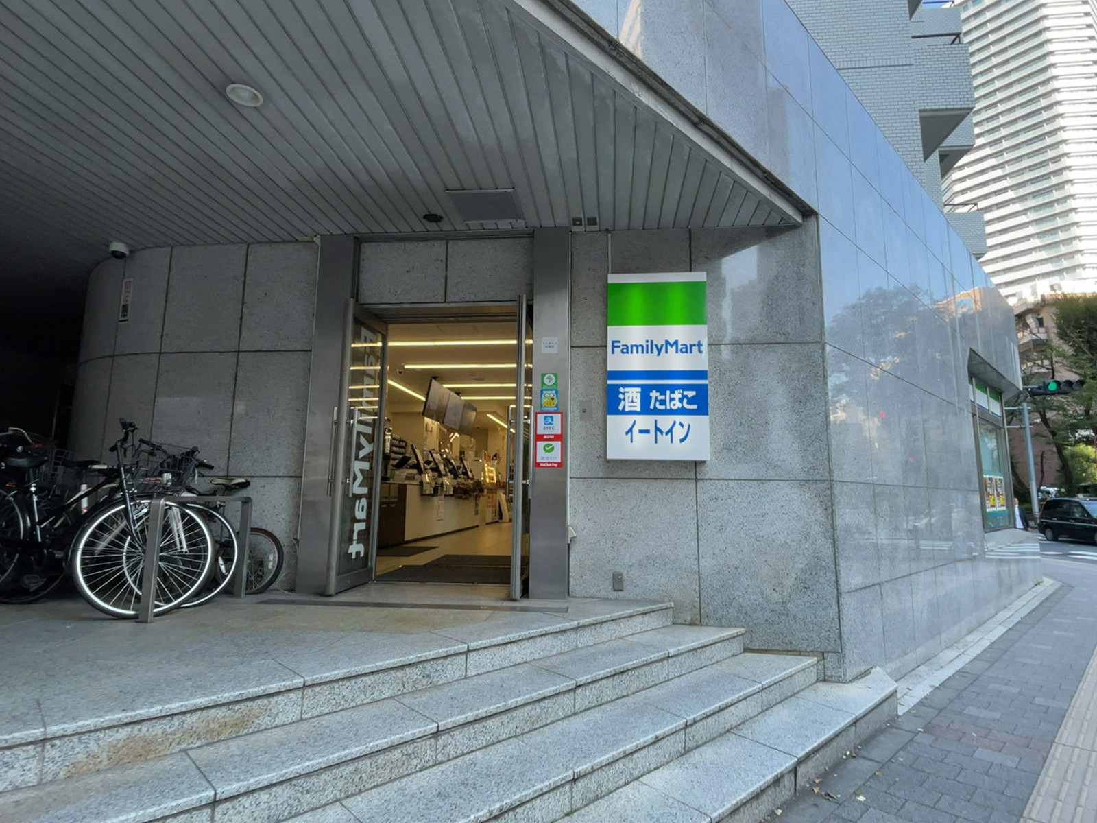 徒歩2分のファミリーマート 東池袋店