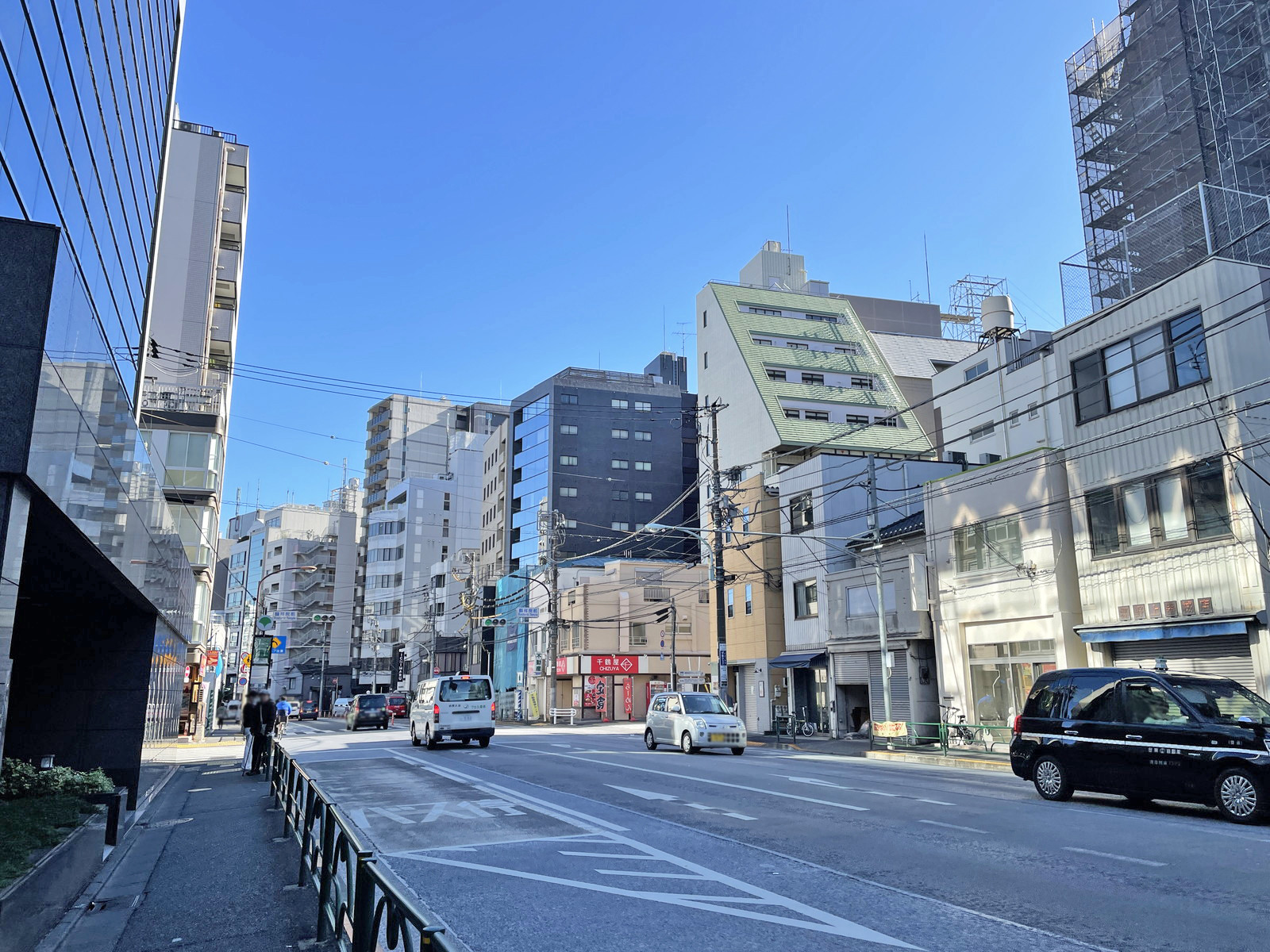 南江堂ビル前面の春日通り