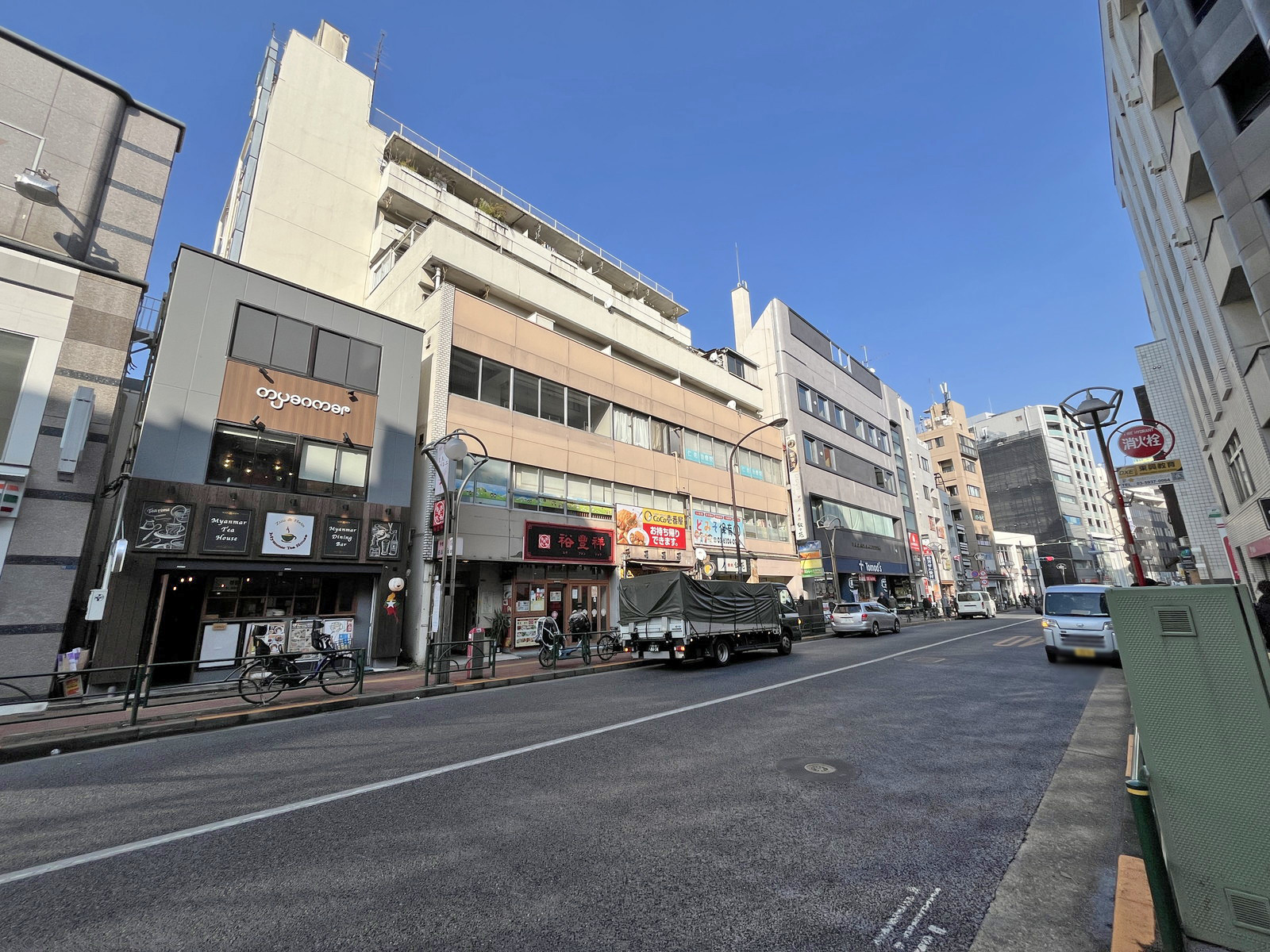 NIAビル前面の早稲田通り