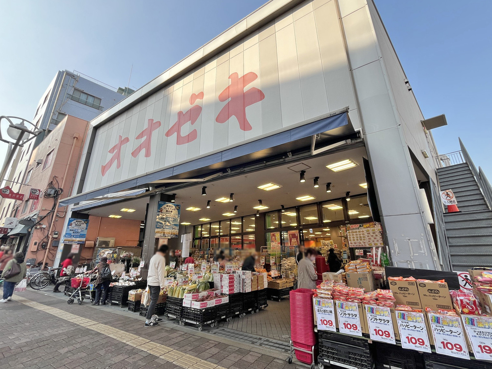 同じ並びのオオゼキ高田馬場店