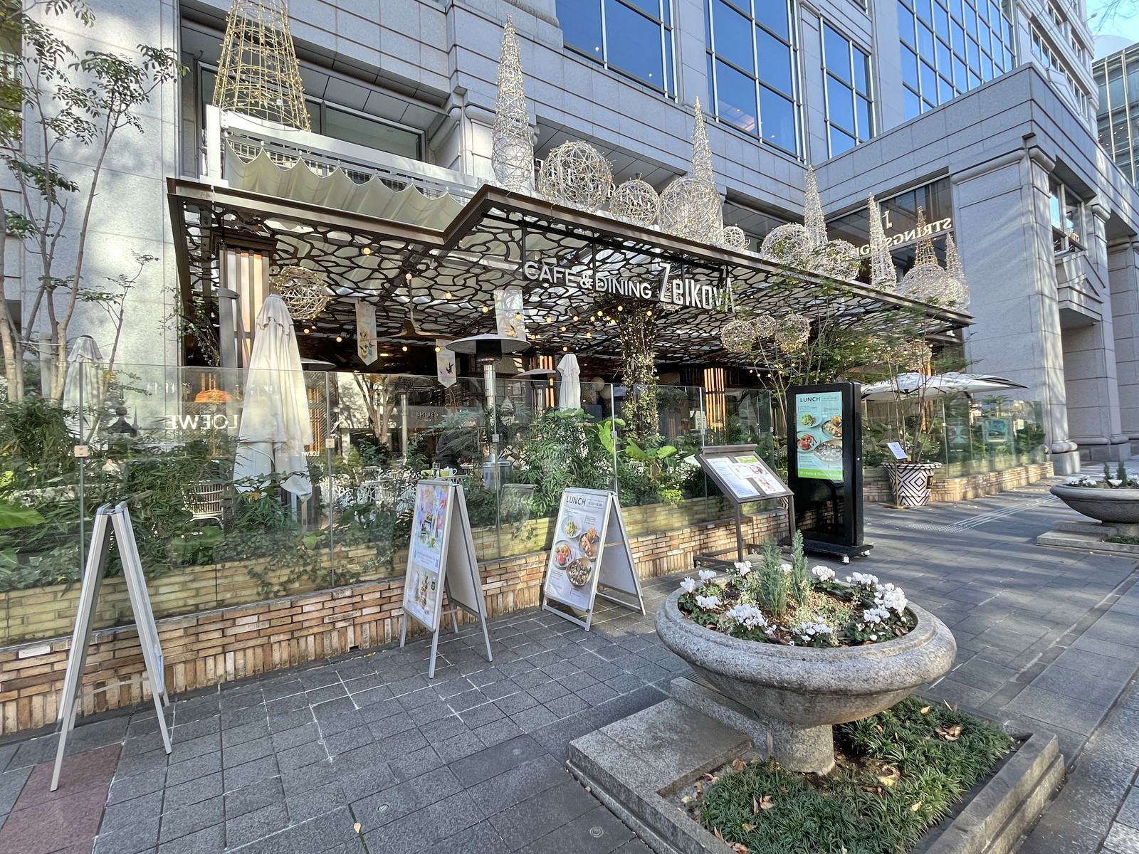 同じ並びのカフェ＆ダイニング ゼルコヴァ