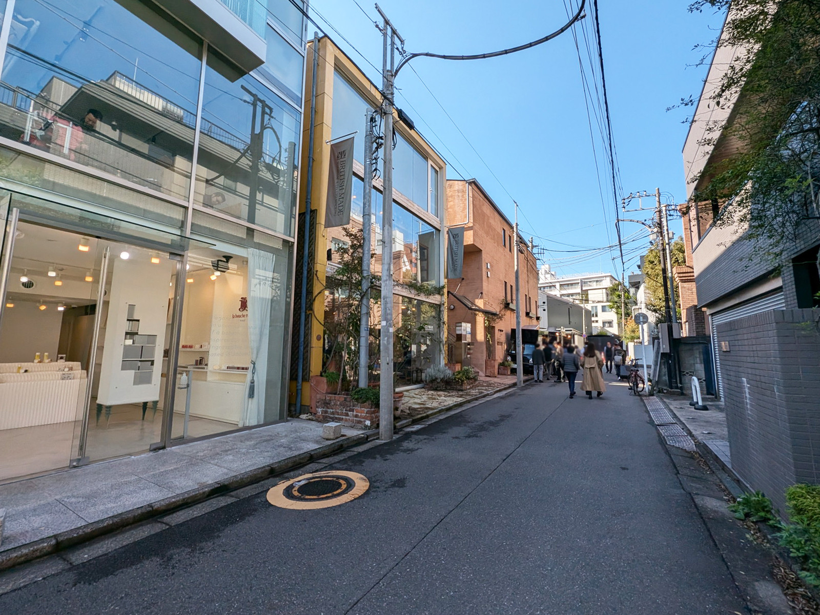 建物前面の通り