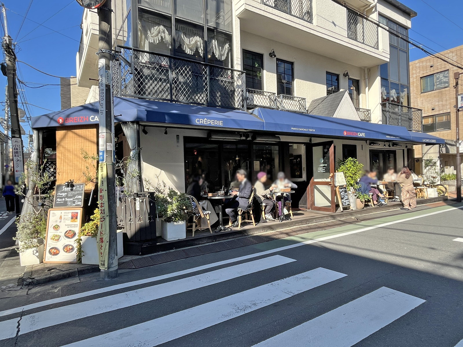 同じ並びのブレッツカフェ クレープリー表参道店