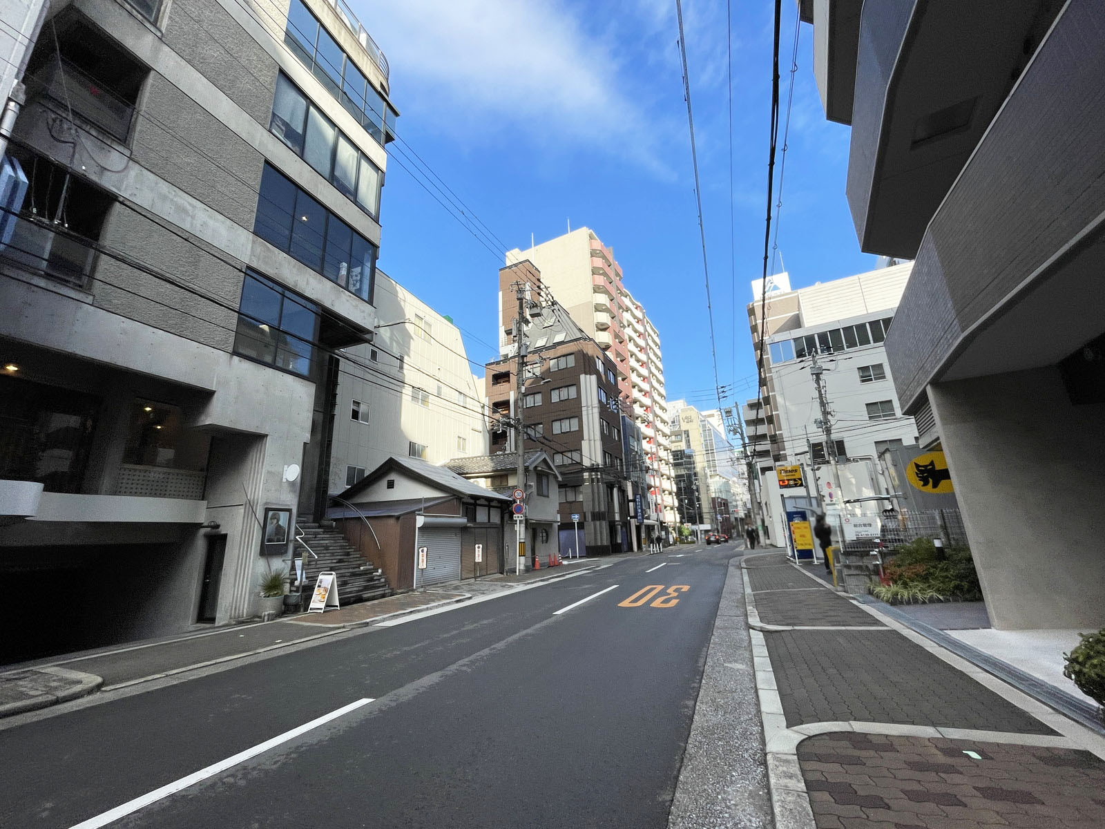 リアライズ釣鐘町ビル前面の通り