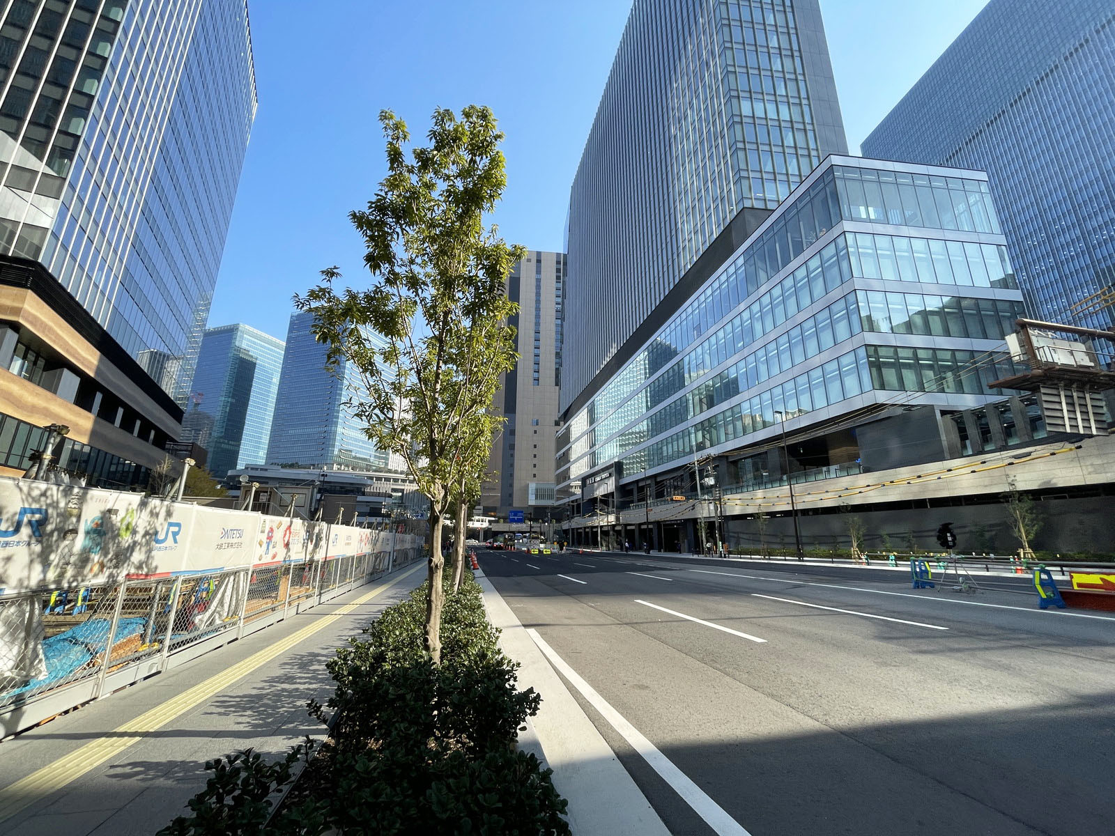 グラングリーン大阪 ゲートタワー前面の通り
