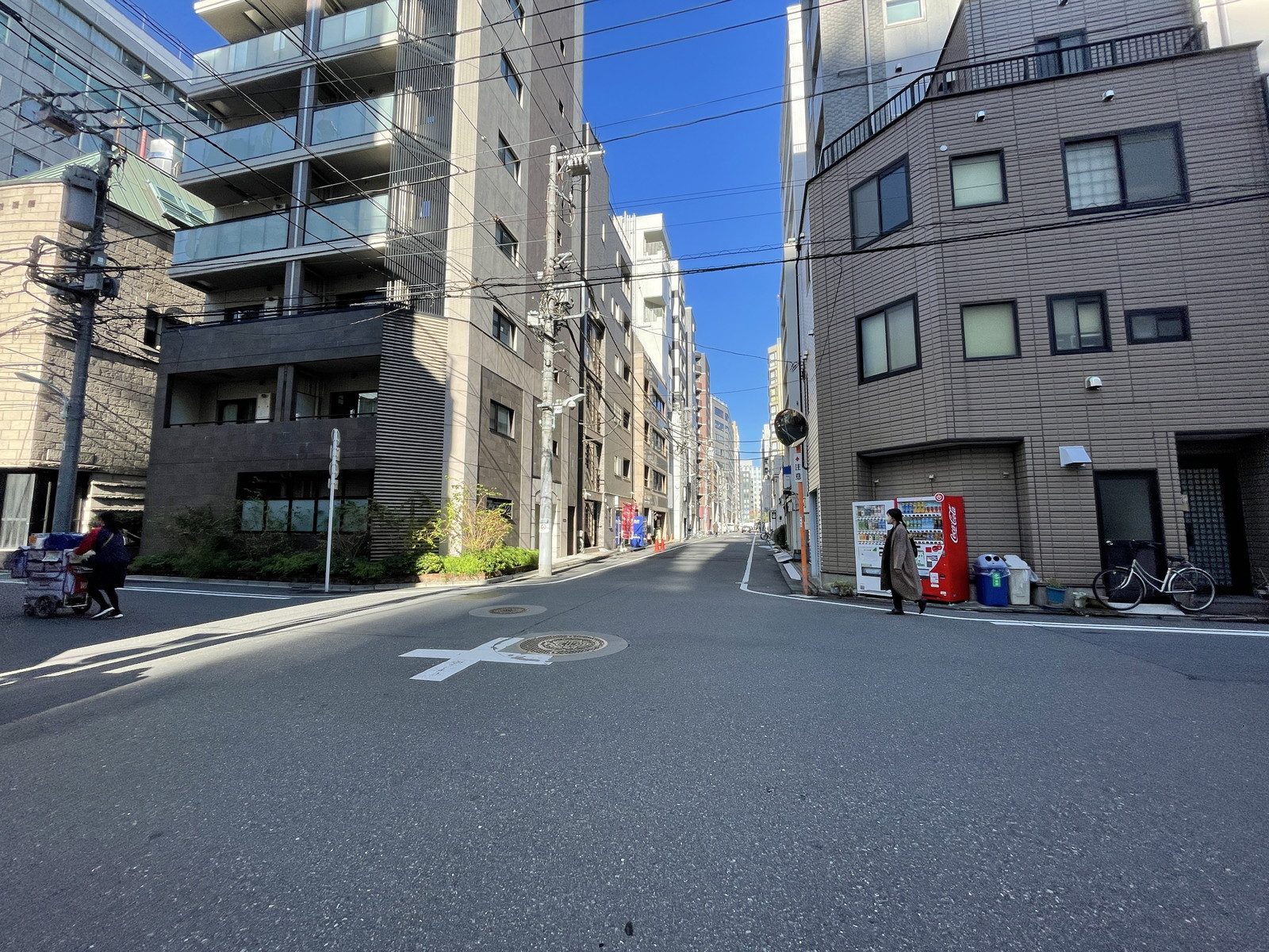 岡常小舟町ビル前面の通り