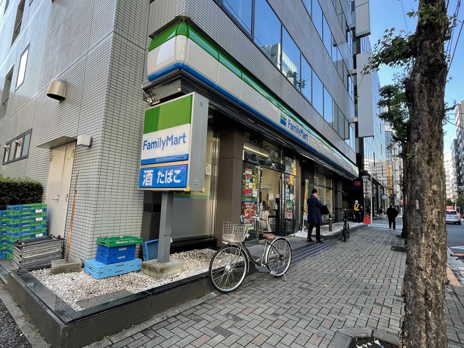 向かいのファミリーマート日本橋小学校前店