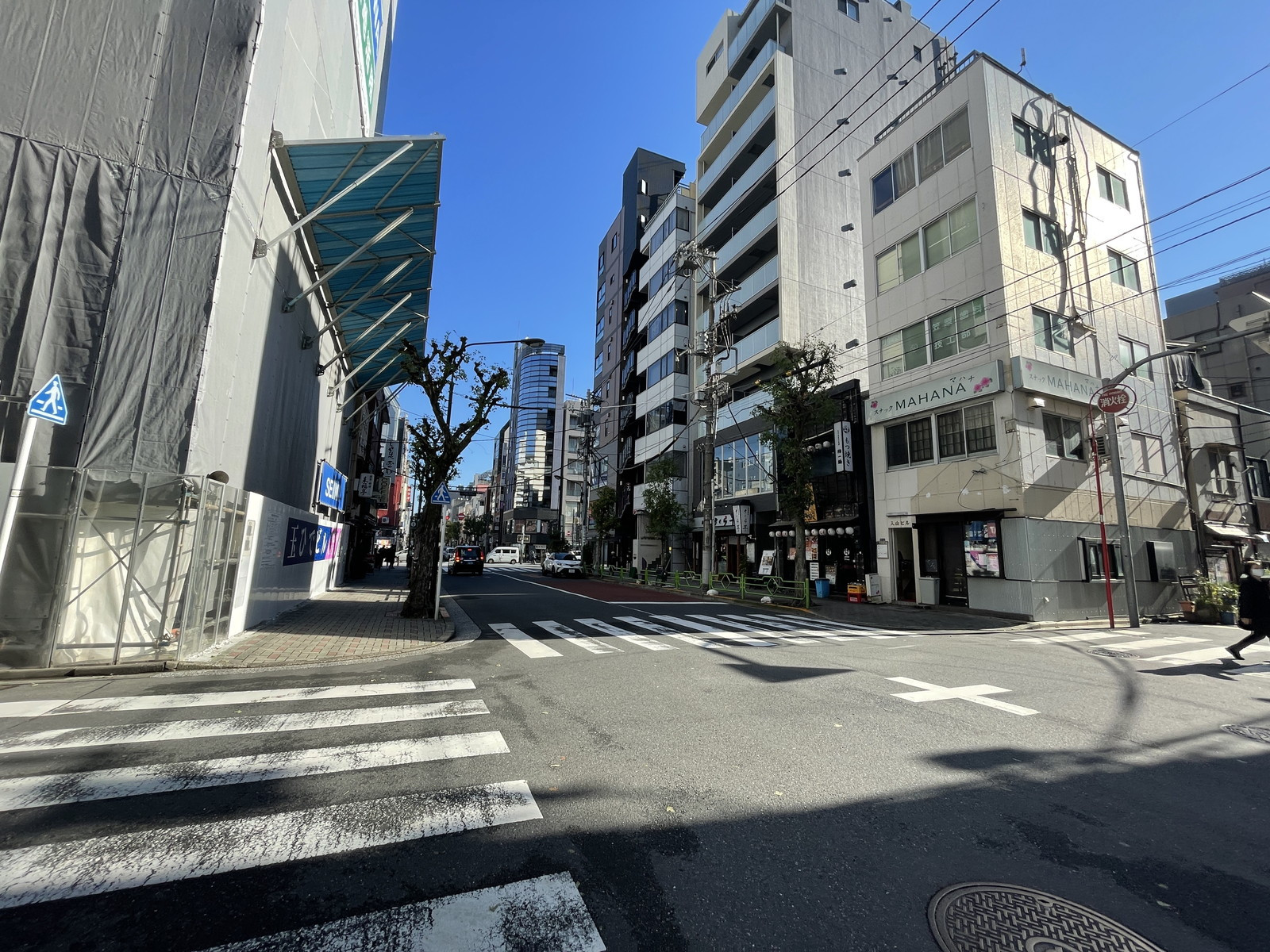 伊勢兼ビル前面の通り