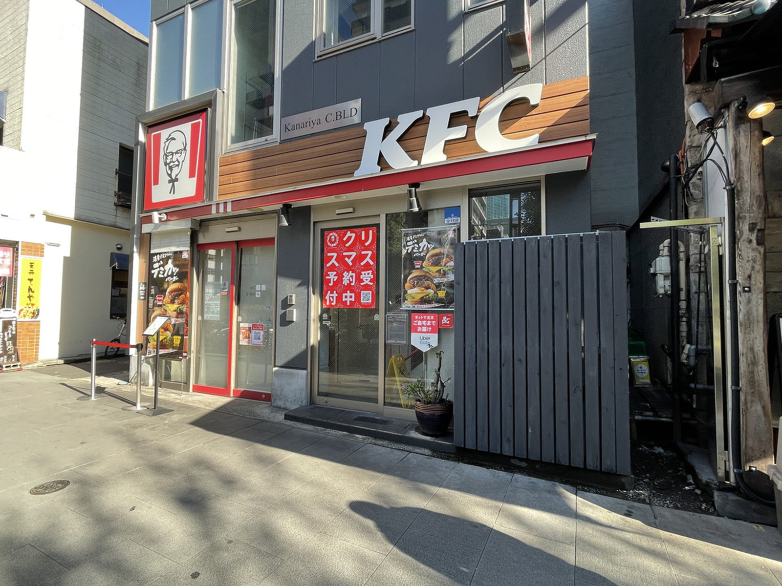 周辺には飲食店が点在