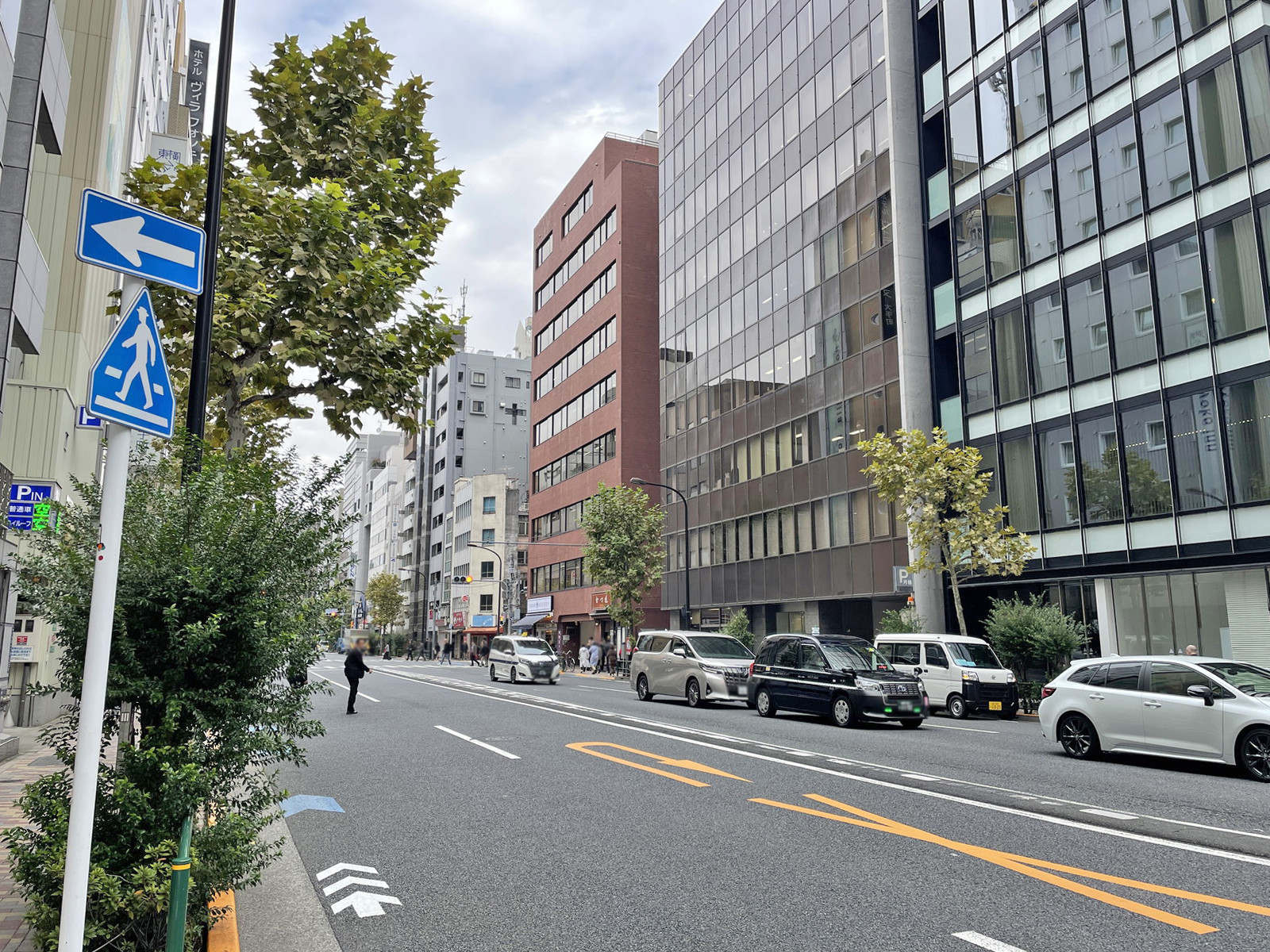 東京保井ビル前面の外堀通り