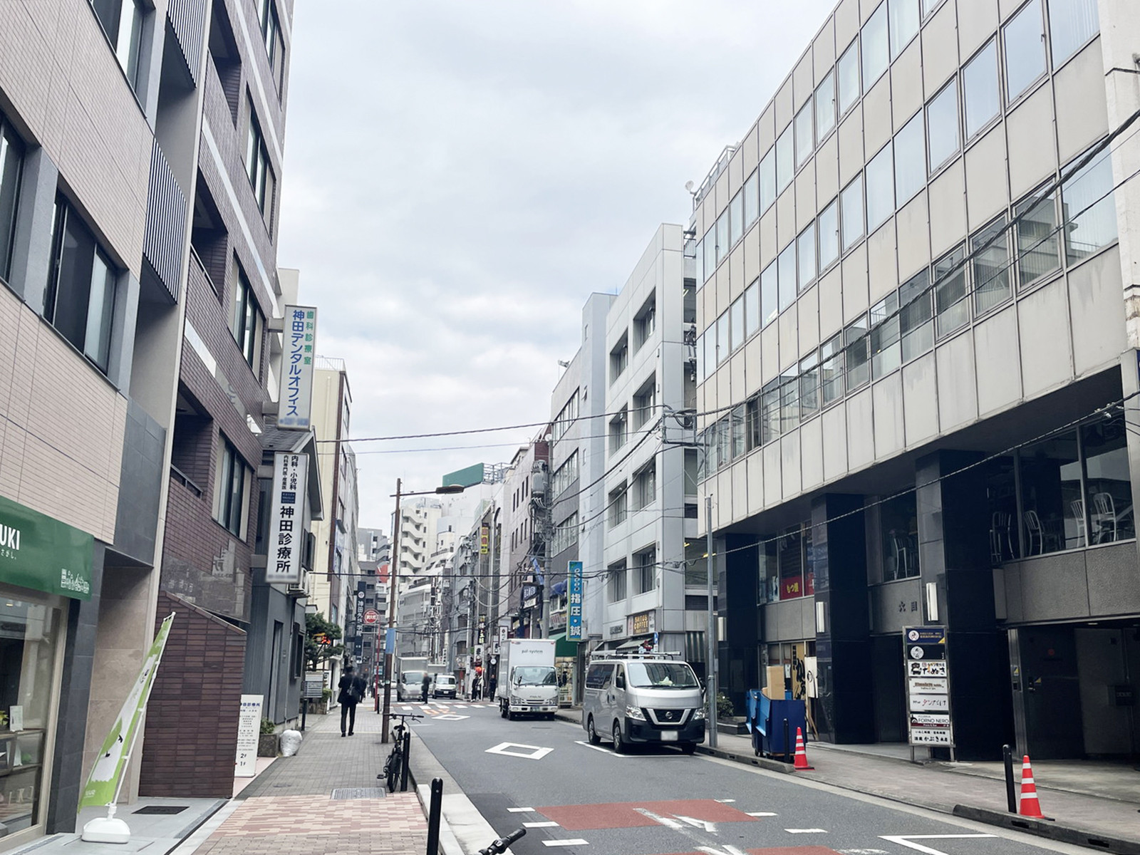 冨高ビル前面の出世不動通り