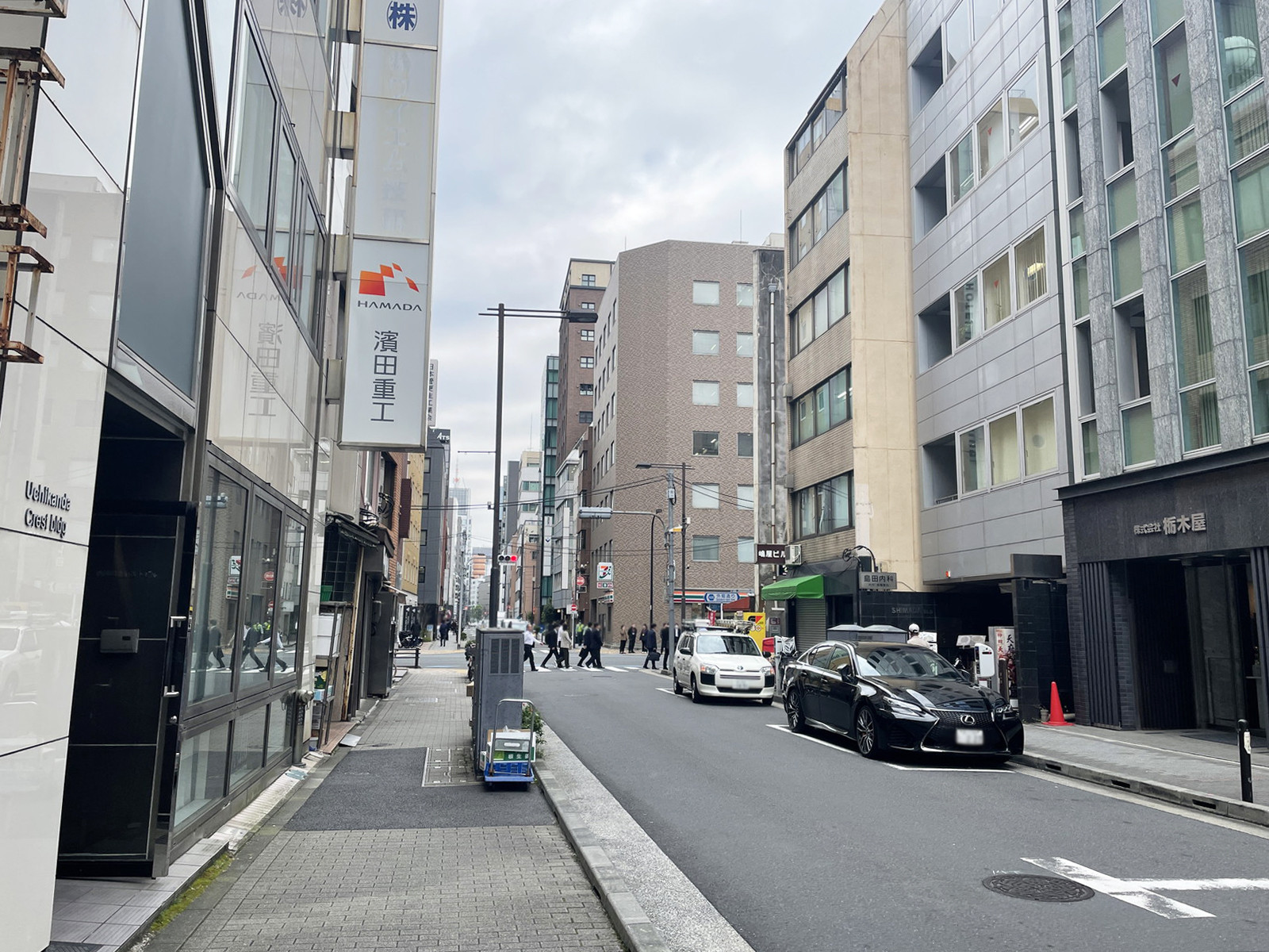 不動前ビル前面の出世不動通り