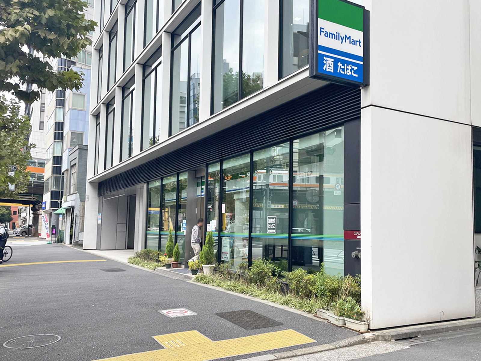 並びのファミリーマート 神田須田町二丁目店