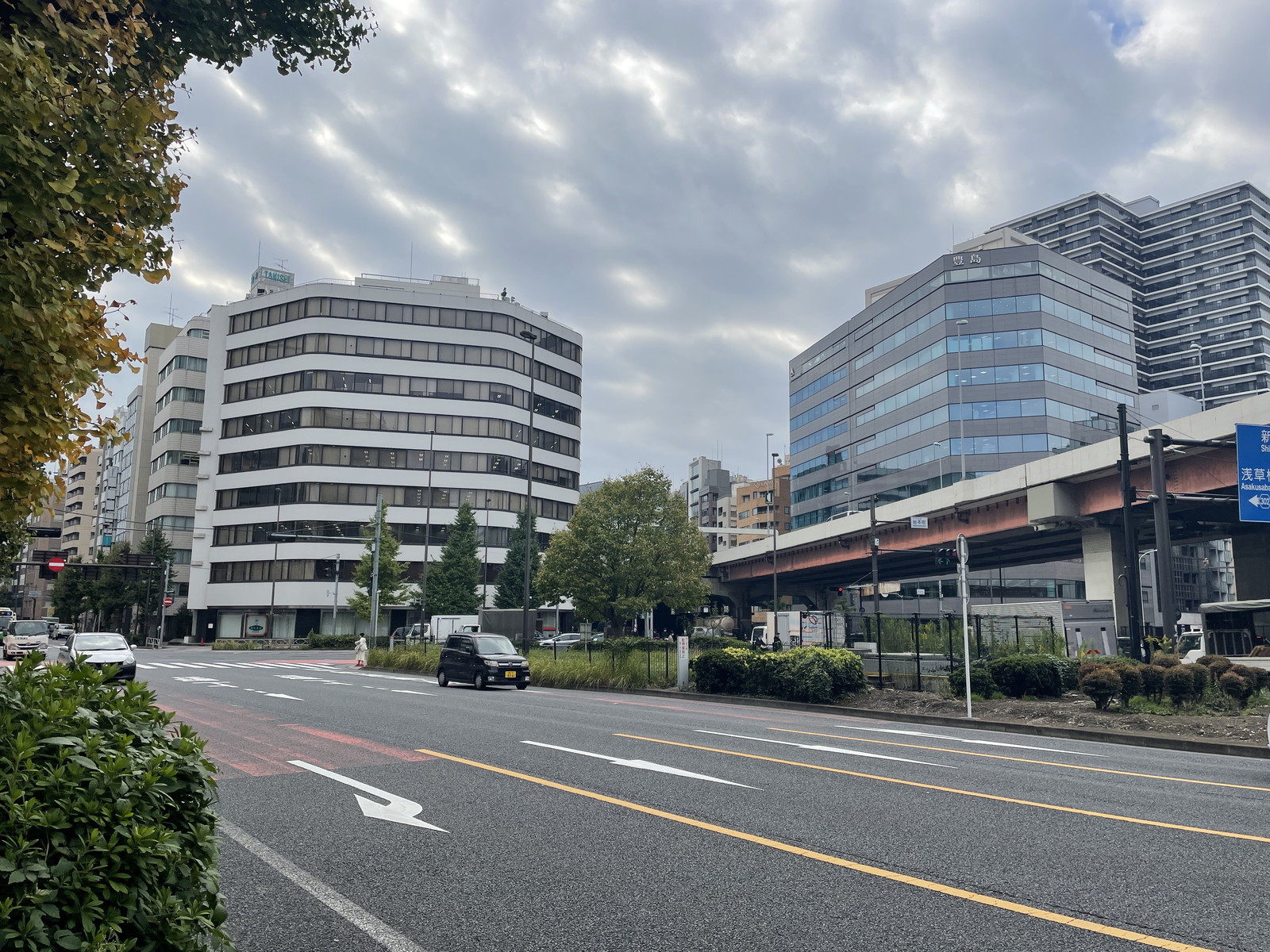 寿ビルディング前面の柳原通り
