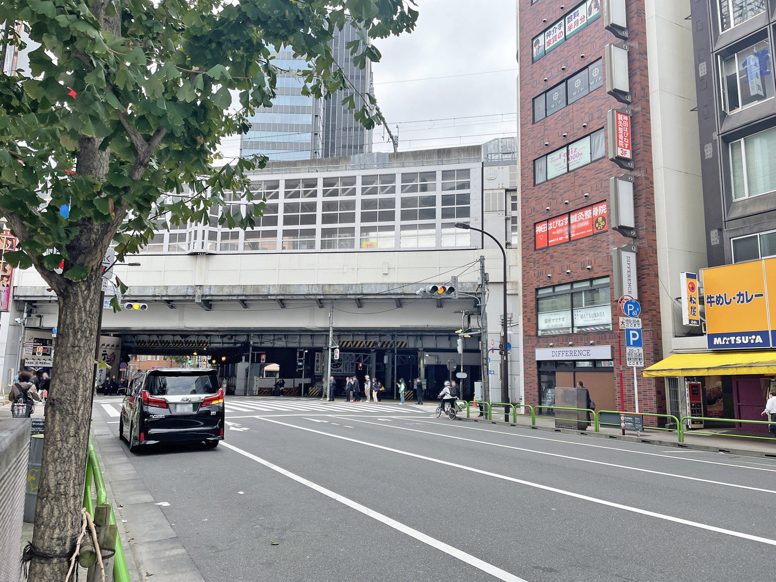 ヒルトップ神田ビル前面の神田金物通り