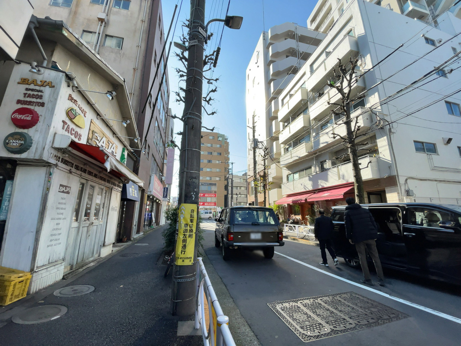 鈴房ビル前面の通り