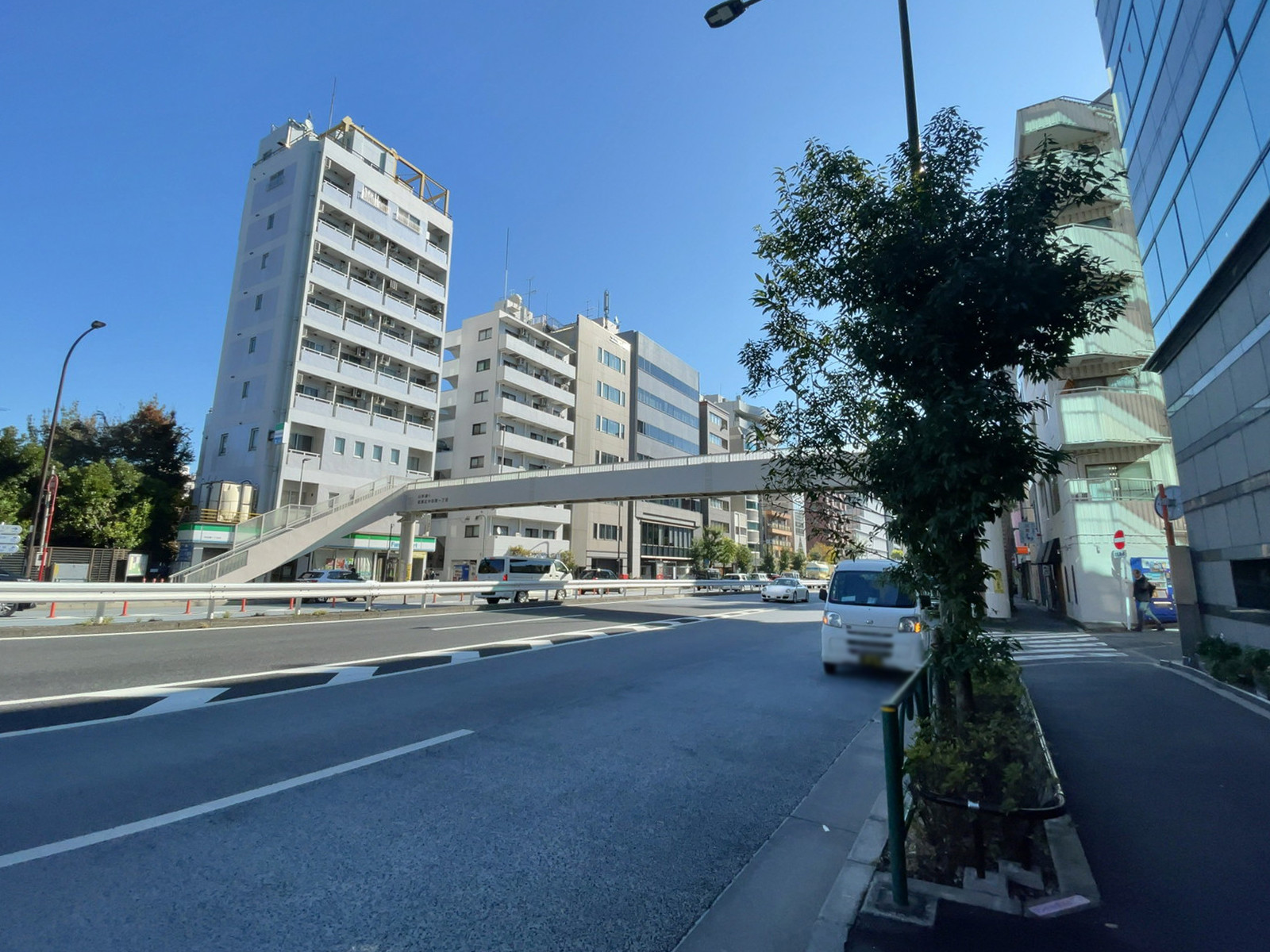 EGビル前面の通り