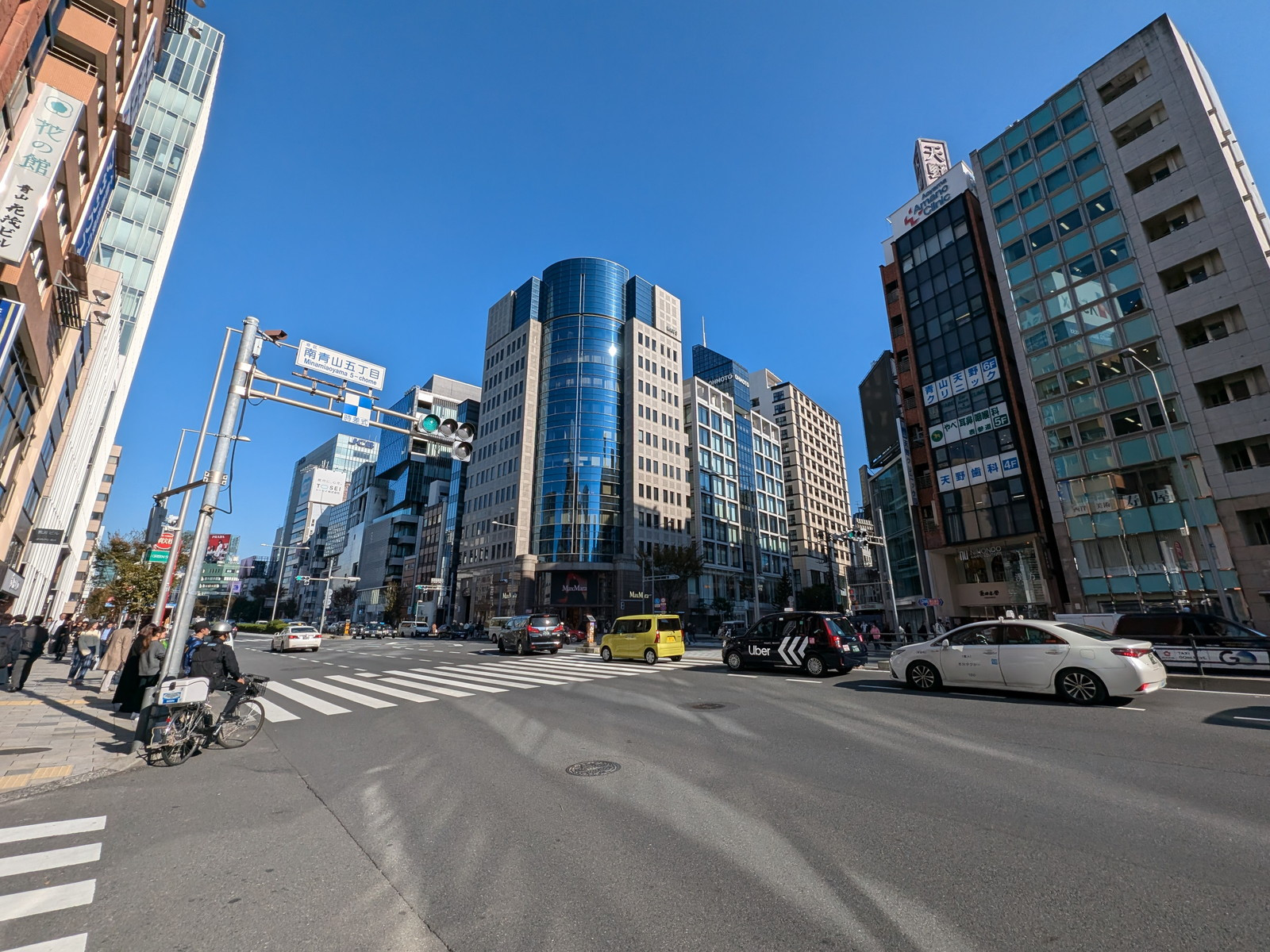 VORT表参道maxim前面の通り