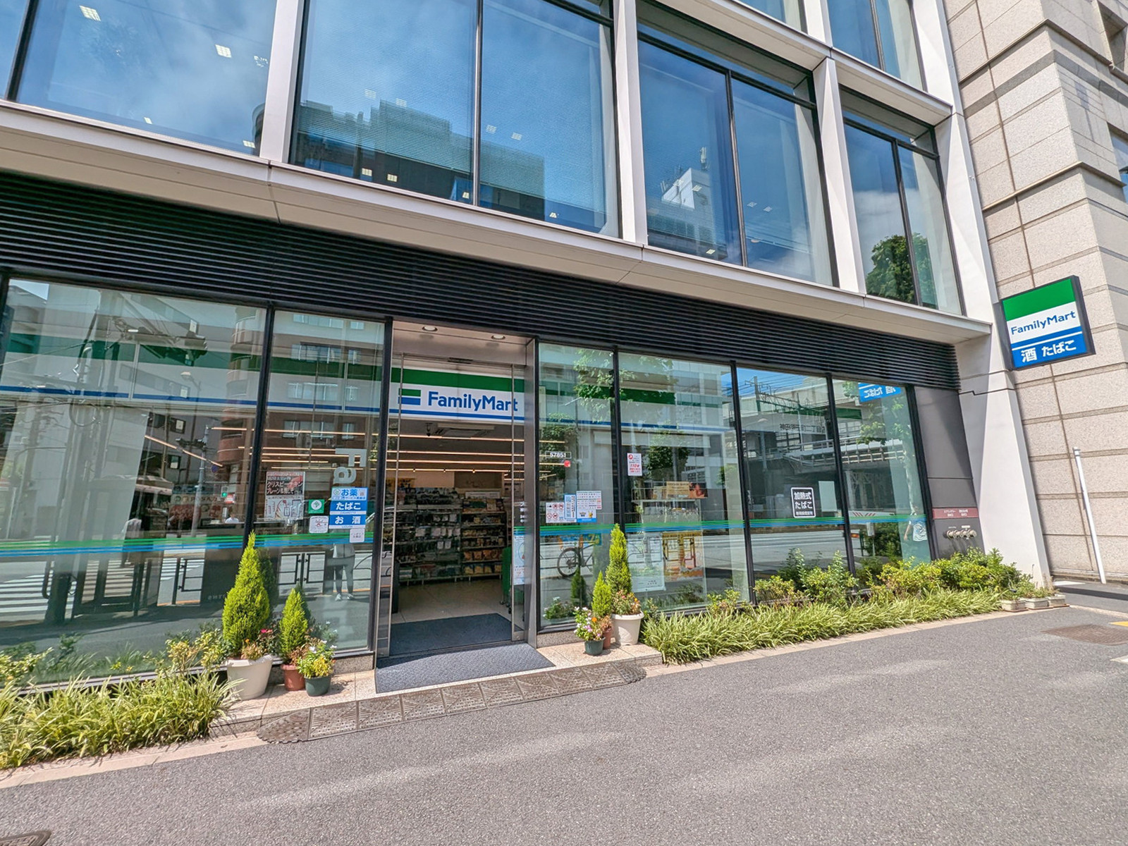 同じ並びの通りのファミリーマート神田須田町二丁目店