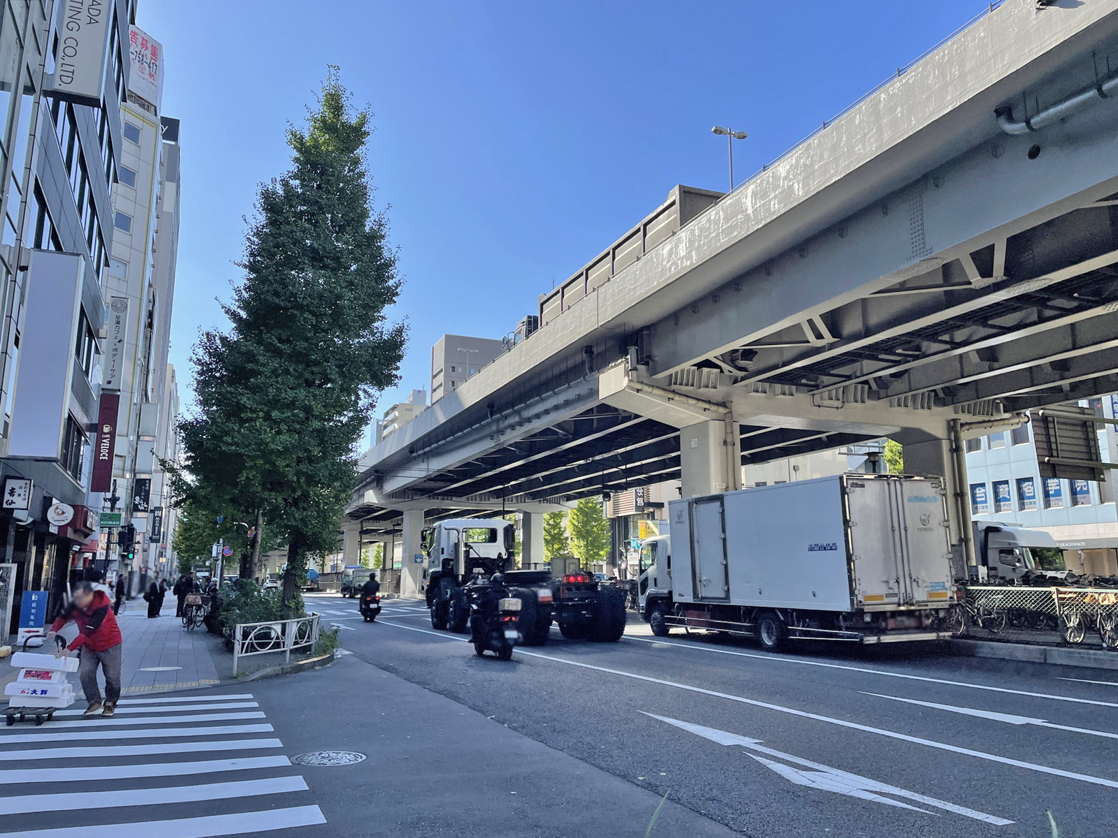 豊ビル前面の昭和通り